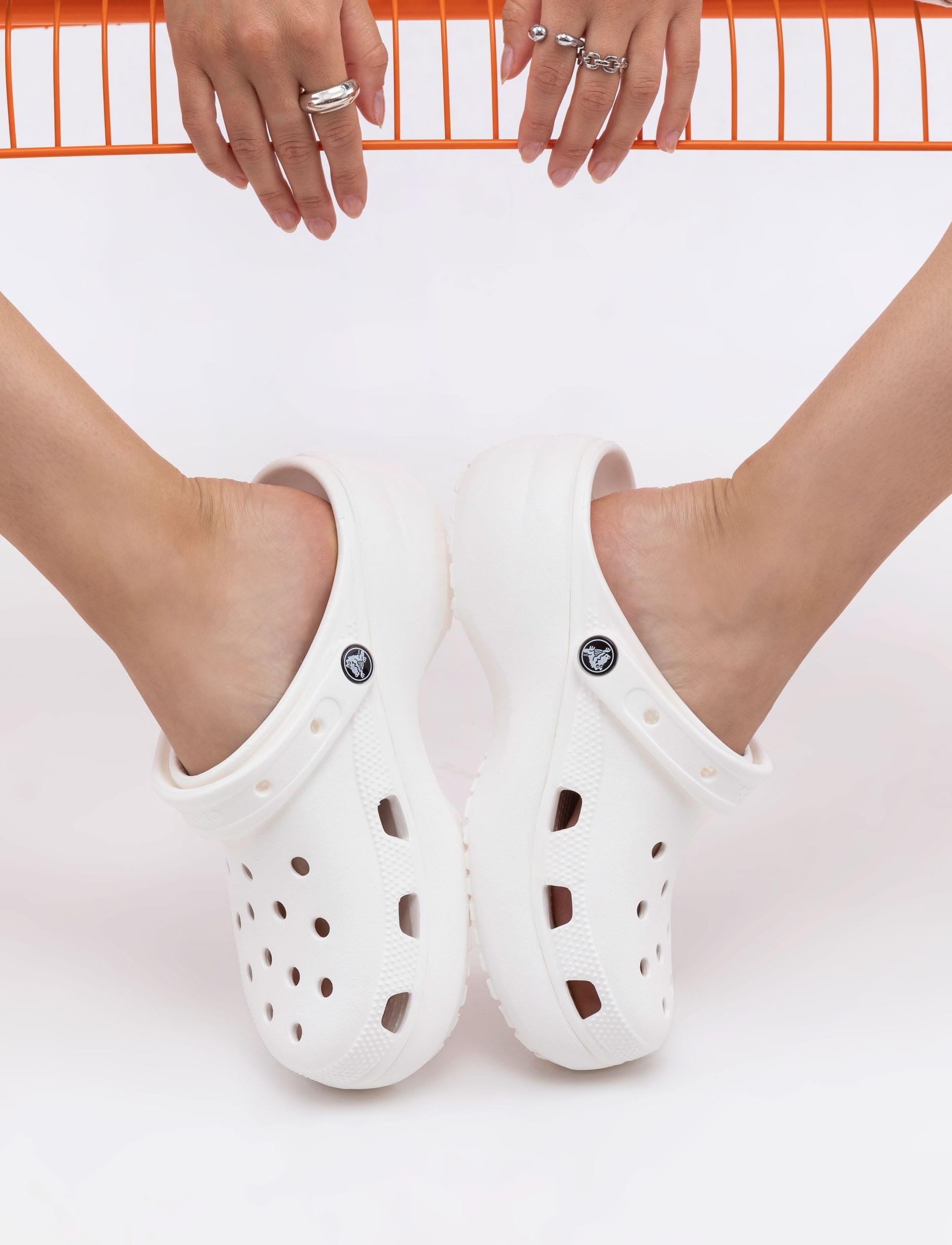Crocs Classic - נעלי קרוקס קלאסיים בצבע לבן