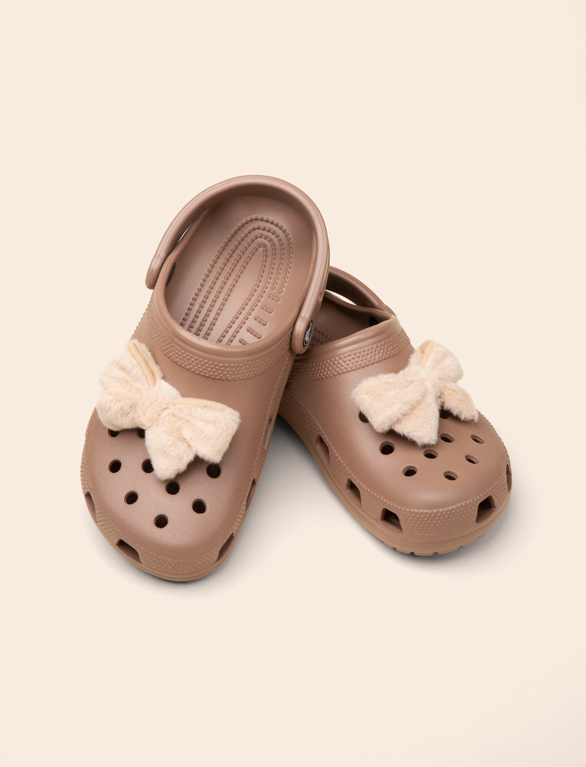 Crocs Classic - כפכפי קרוקס קלאסים בצבע חום לאטה