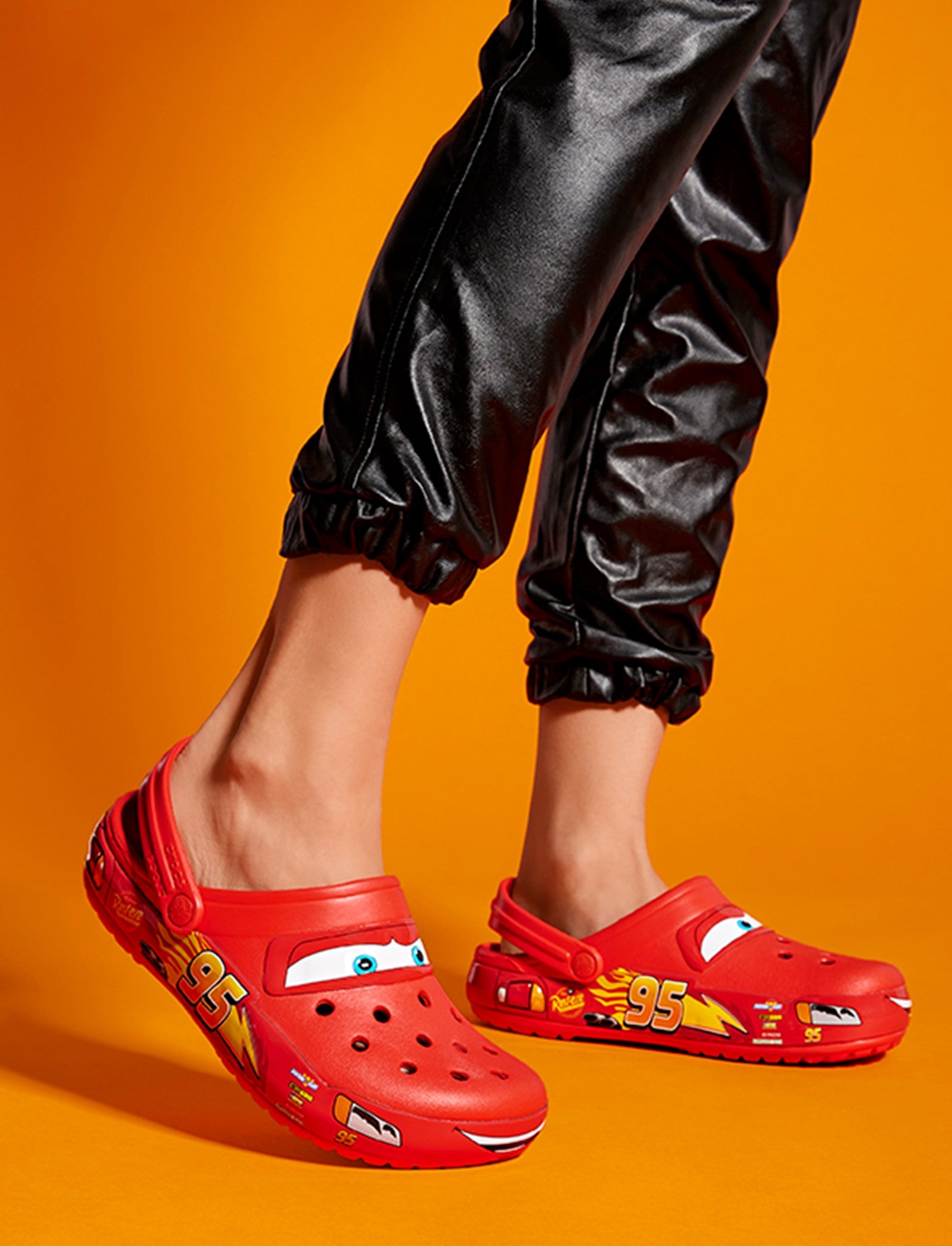 Crocs Disney/Pixar Lightning McQueen Adult Clog - כפכפי קרוקס ספידי מקווין בצבע אדום פליים