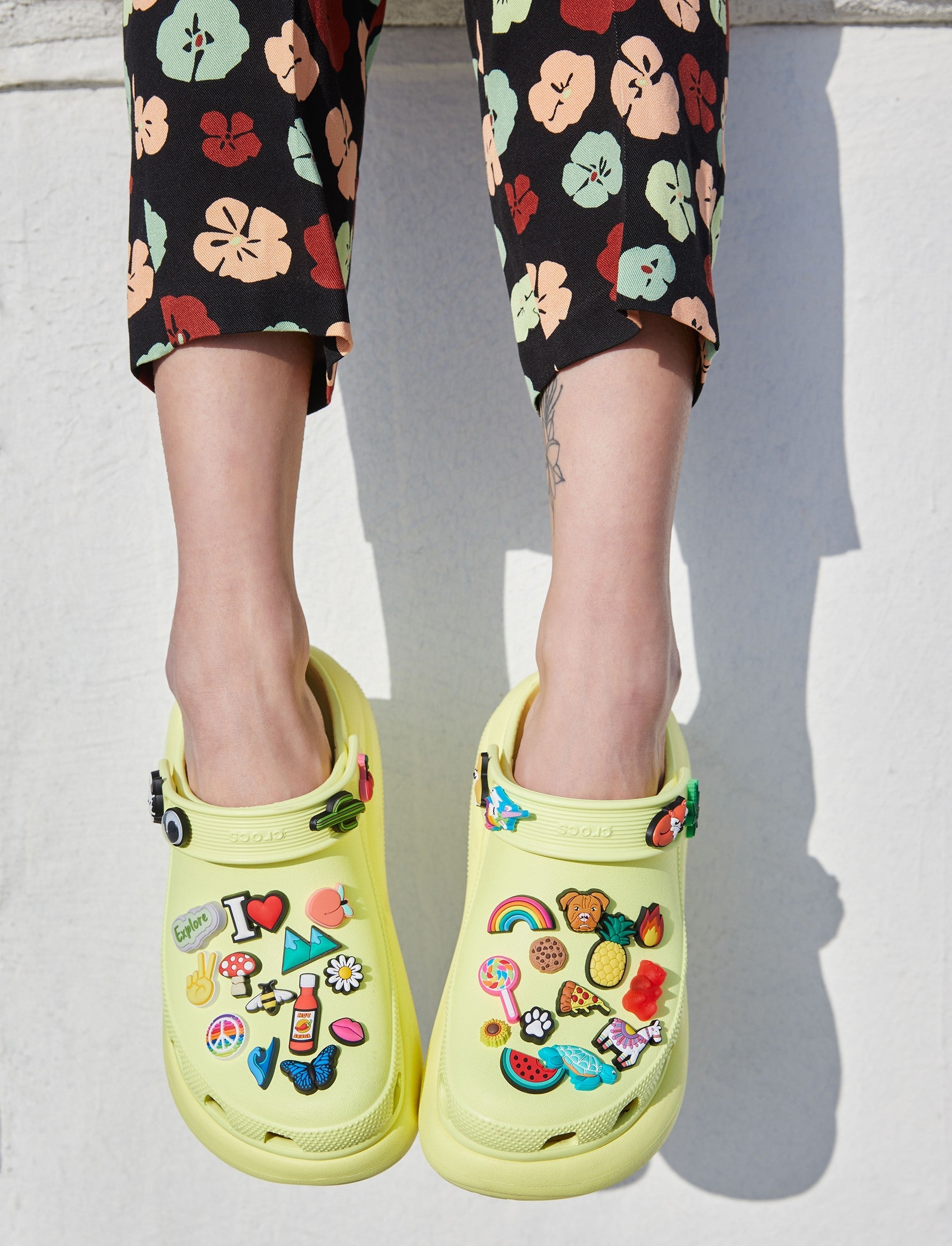 Crocs Classic Crush Clog - כפכפי פלטפורמה קרוקס קראש לנשים בצבע צהוב סופלר