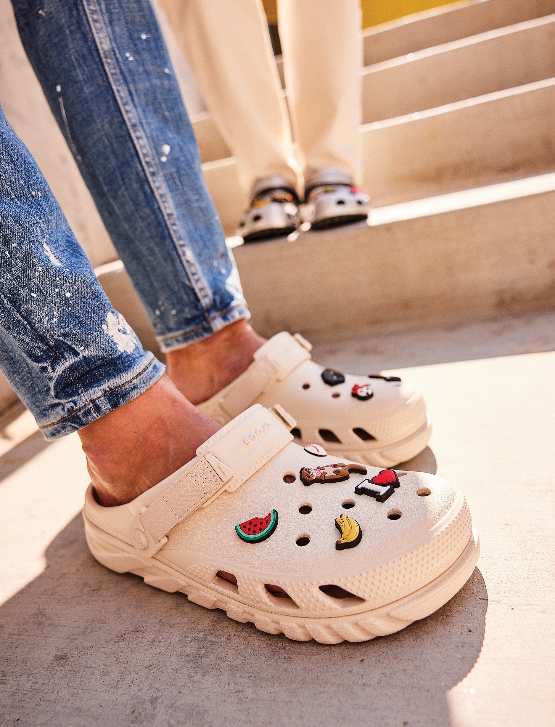 Crocs Duet Max II Clog - כפכפי קרוקס קלוג מעוצבות בסטריט-סטייל בצבע סטוקו