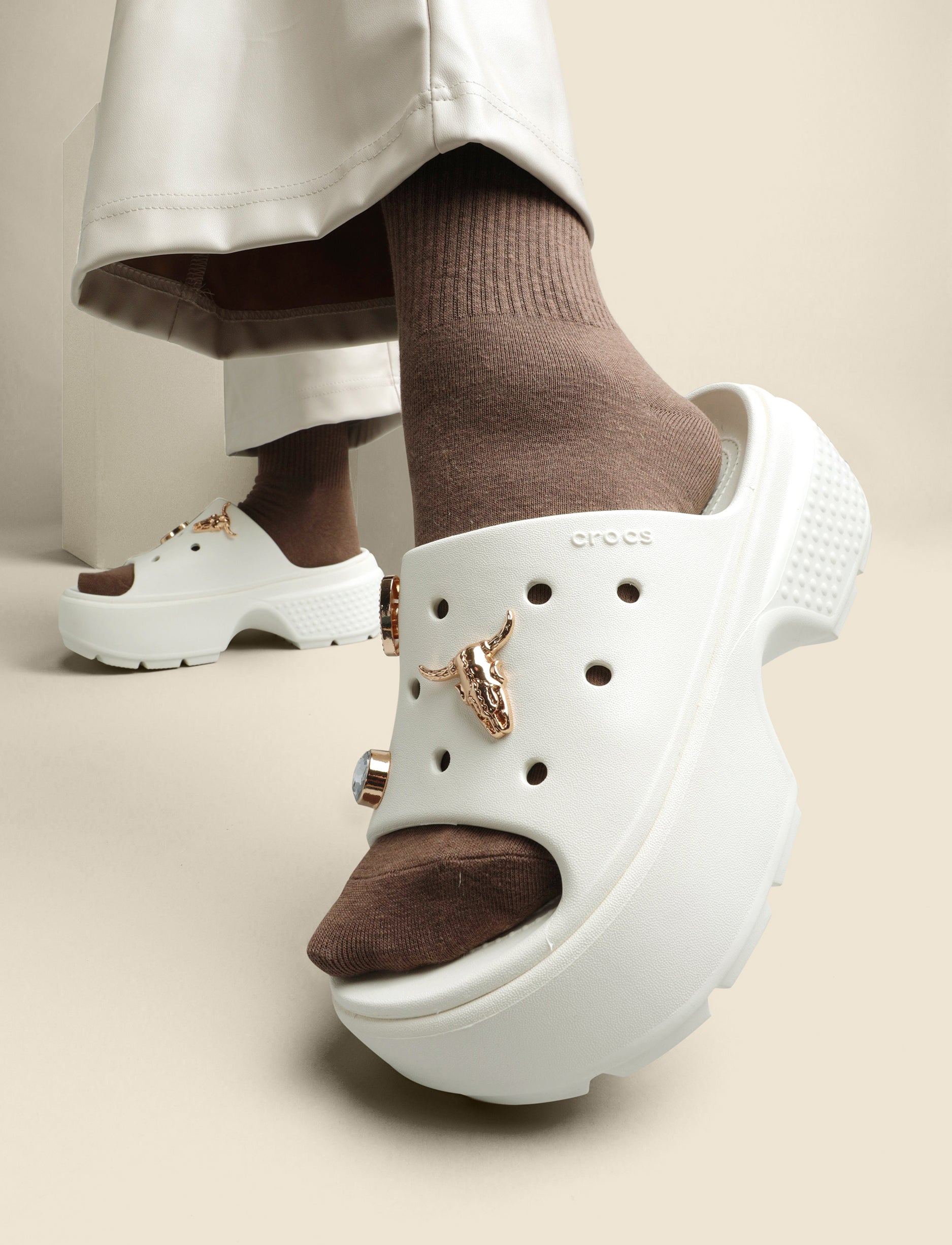 Crocs Stomp Slide - כפכפי פלטפורמה סטומפ סלייד קרוקס לנשים בצבע לבן גיר