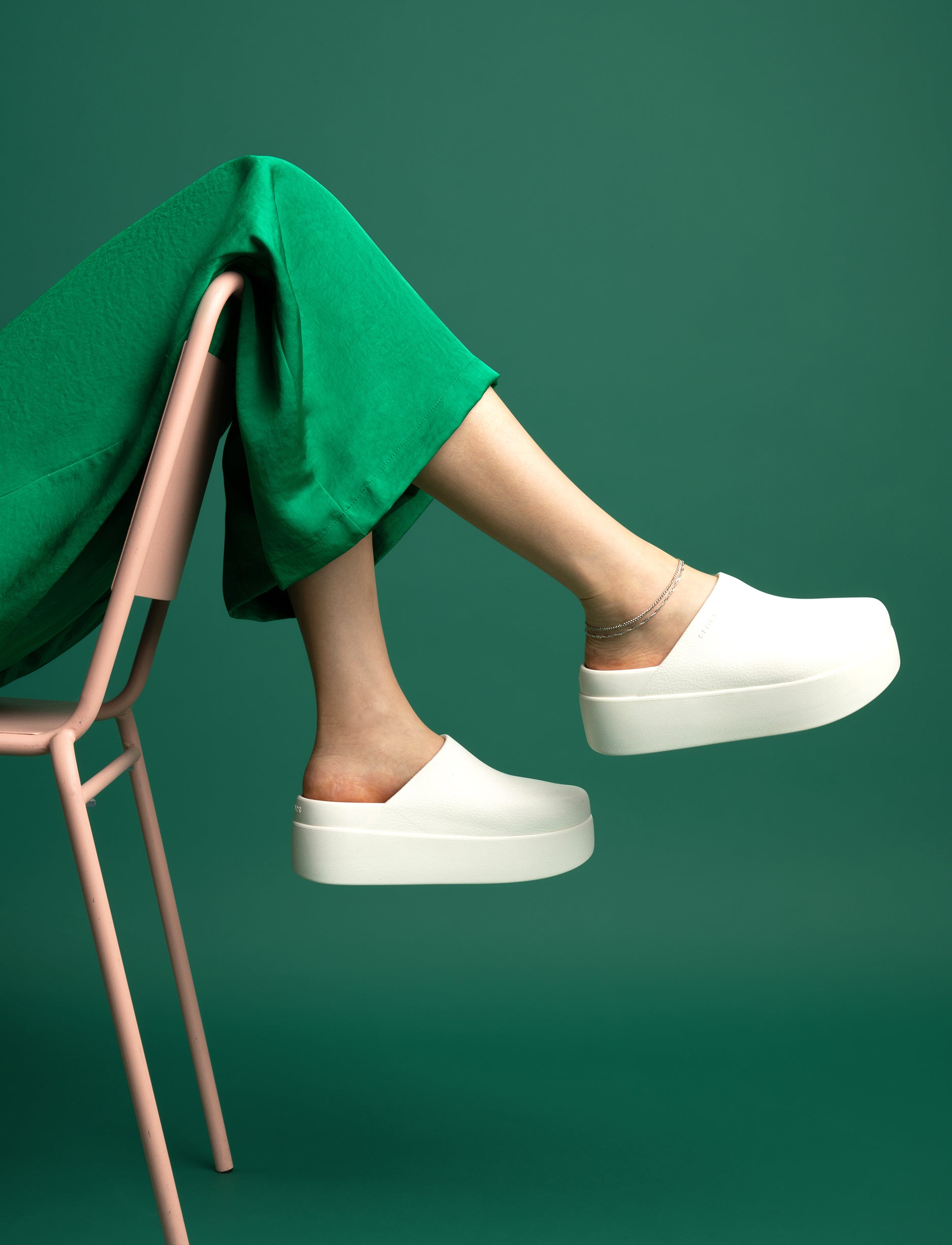 Crocs Dylan Platform Clog - כפכפי קרוקס דילן פלטפורמה לנשים בצבע לבן גיר