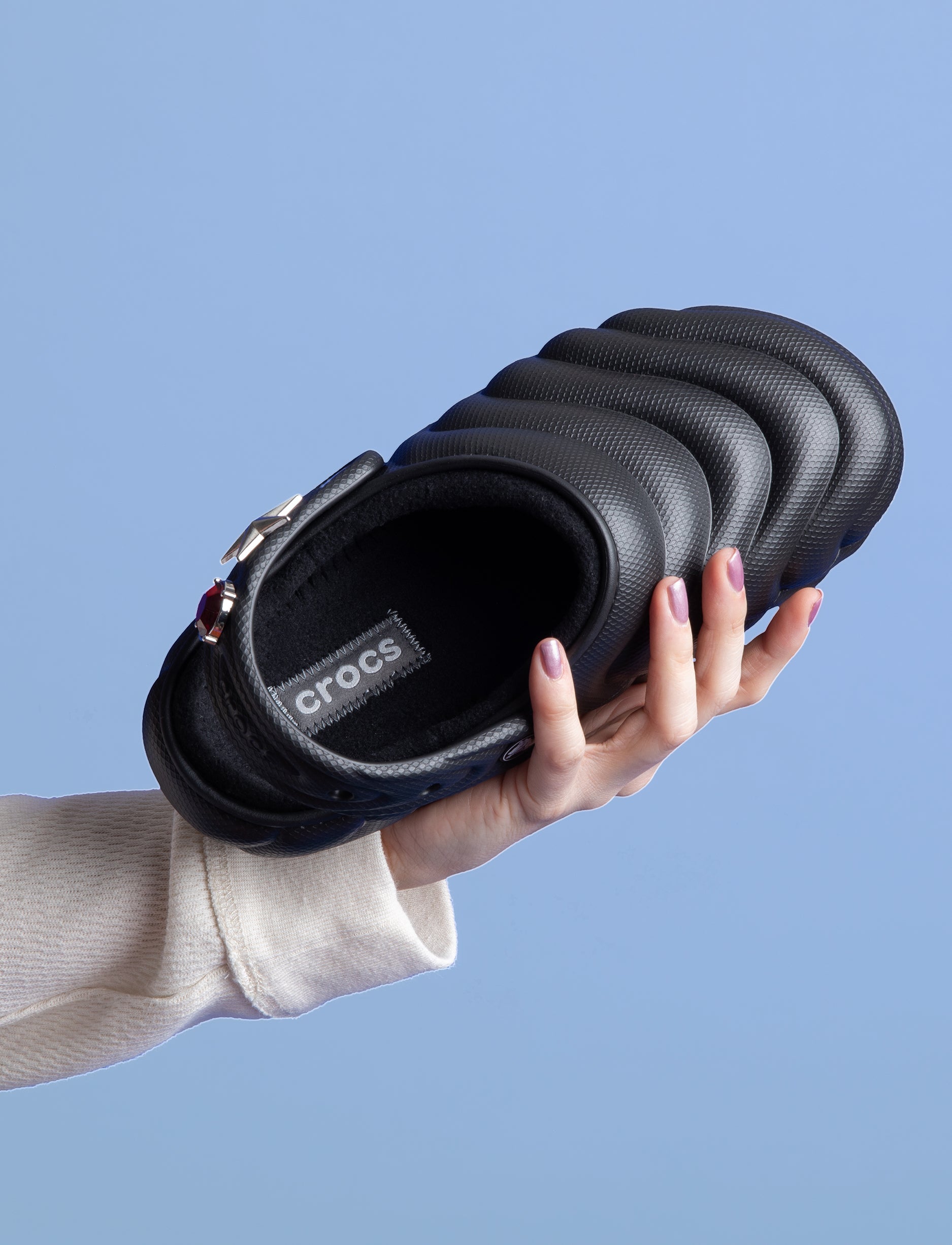 Crocs Classic Lined Overpuff Clog - כפכפים פרוותיים קרוקס בצבע שחור