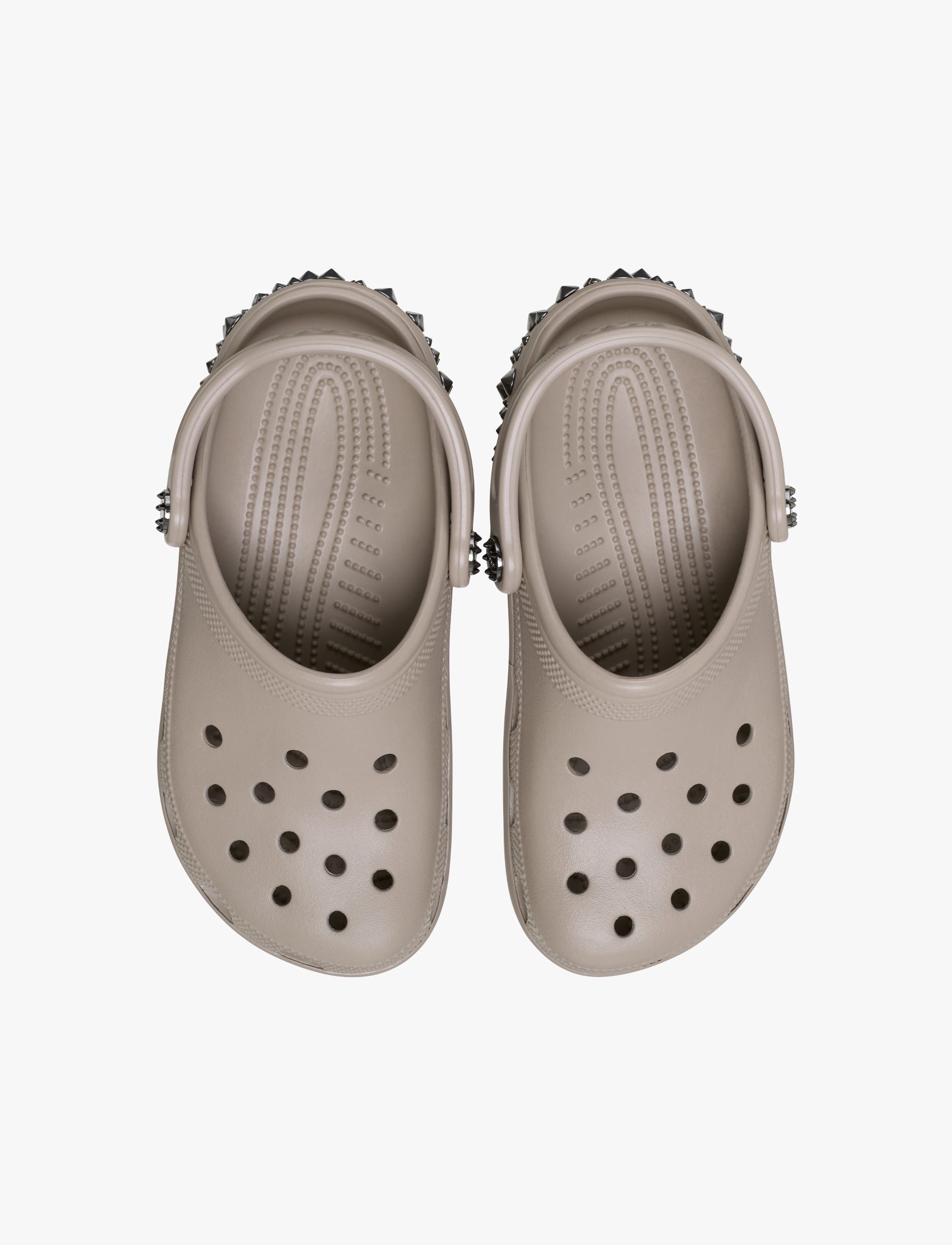 Crocs Classic Studded Clog - כפכפי קרוקס קלוג בעיטור ניטים בצבע טאופ