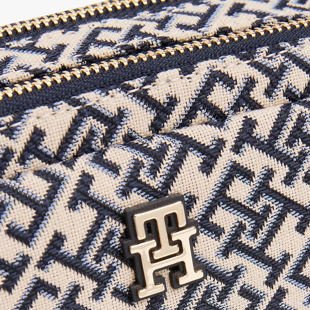 תיק טומי הילפיגר TH Monogram Jacquard Camera נשים