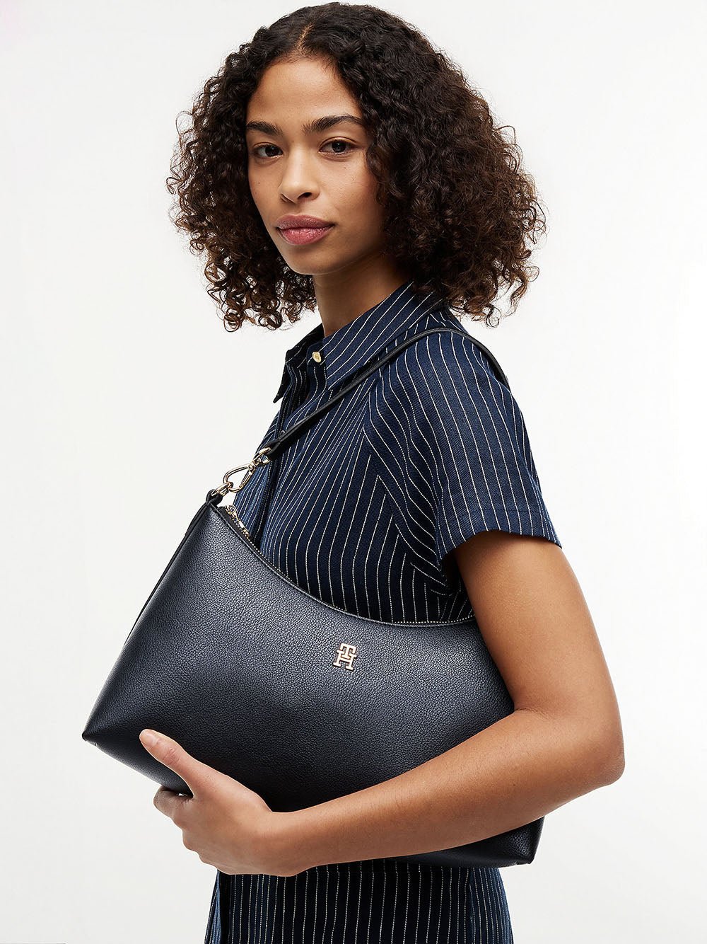 תיק טומי הילפיגר Icon Pebble Grain Shoulder נשים