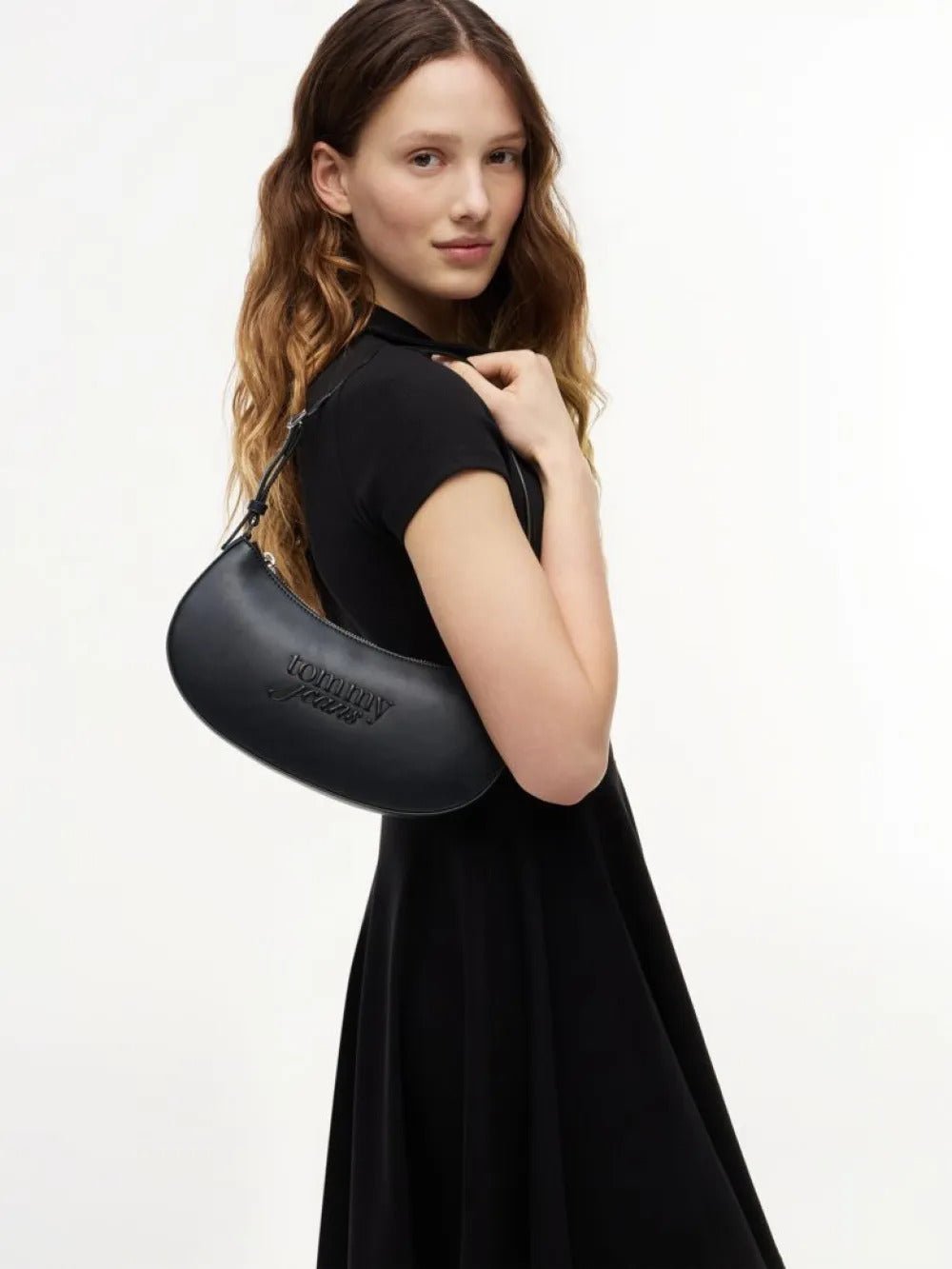 תיק טומי הילפיגר Essential Tonal Logo Shoulder נשים