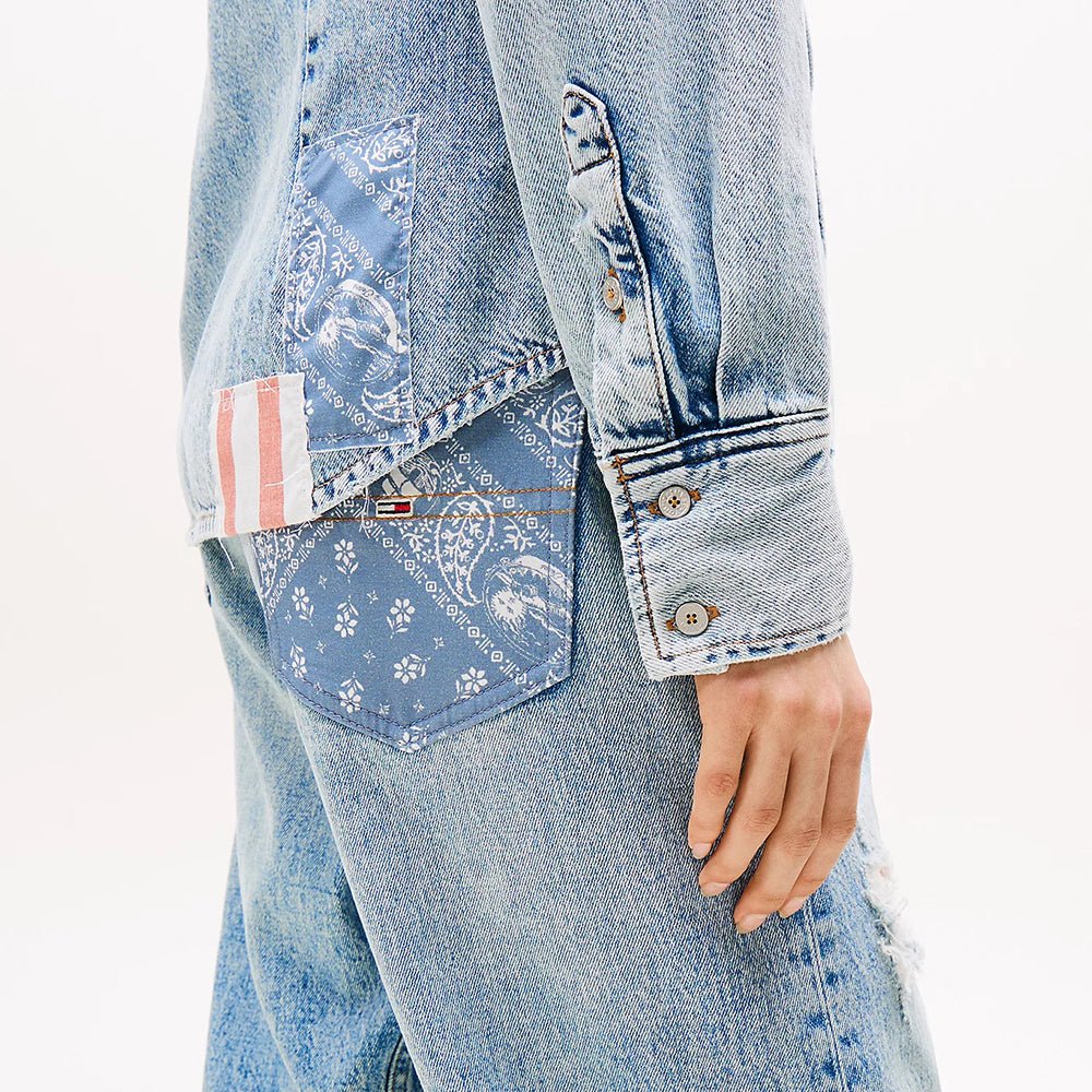 חולצת ג'ינס מכופתרת טומי הילפיגר Regular Fit Patchwork נשים