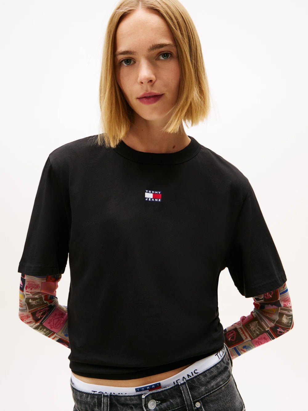 חולצת טישירט קצרה טומי הילפיגר Boxy Badge Tee נשים