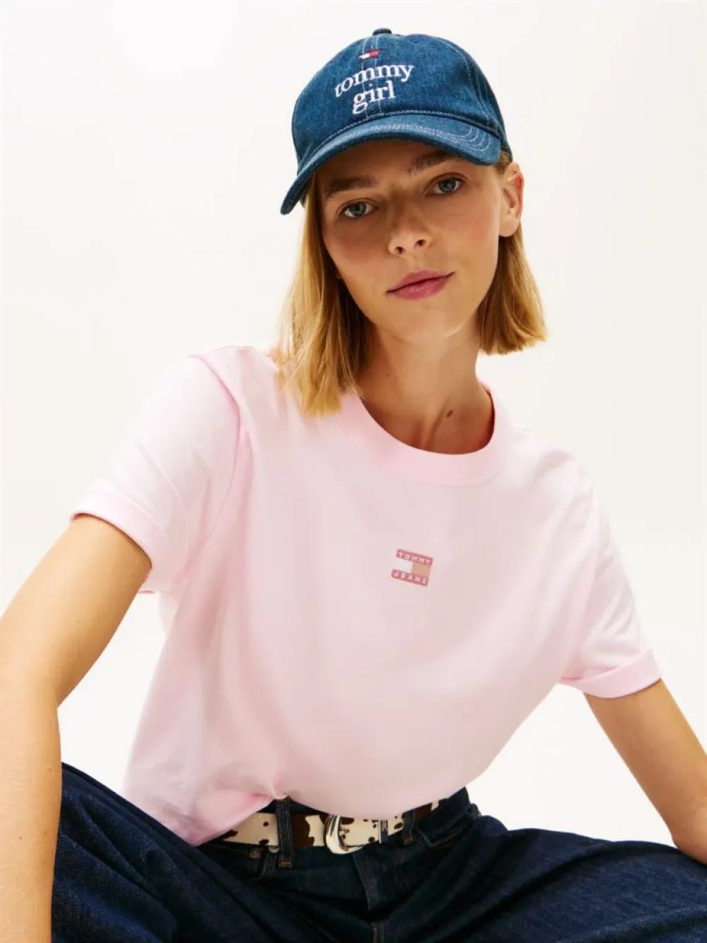 חולצת טישירט קצרה טומי הילפיגר Boxy Badge Tee נשים