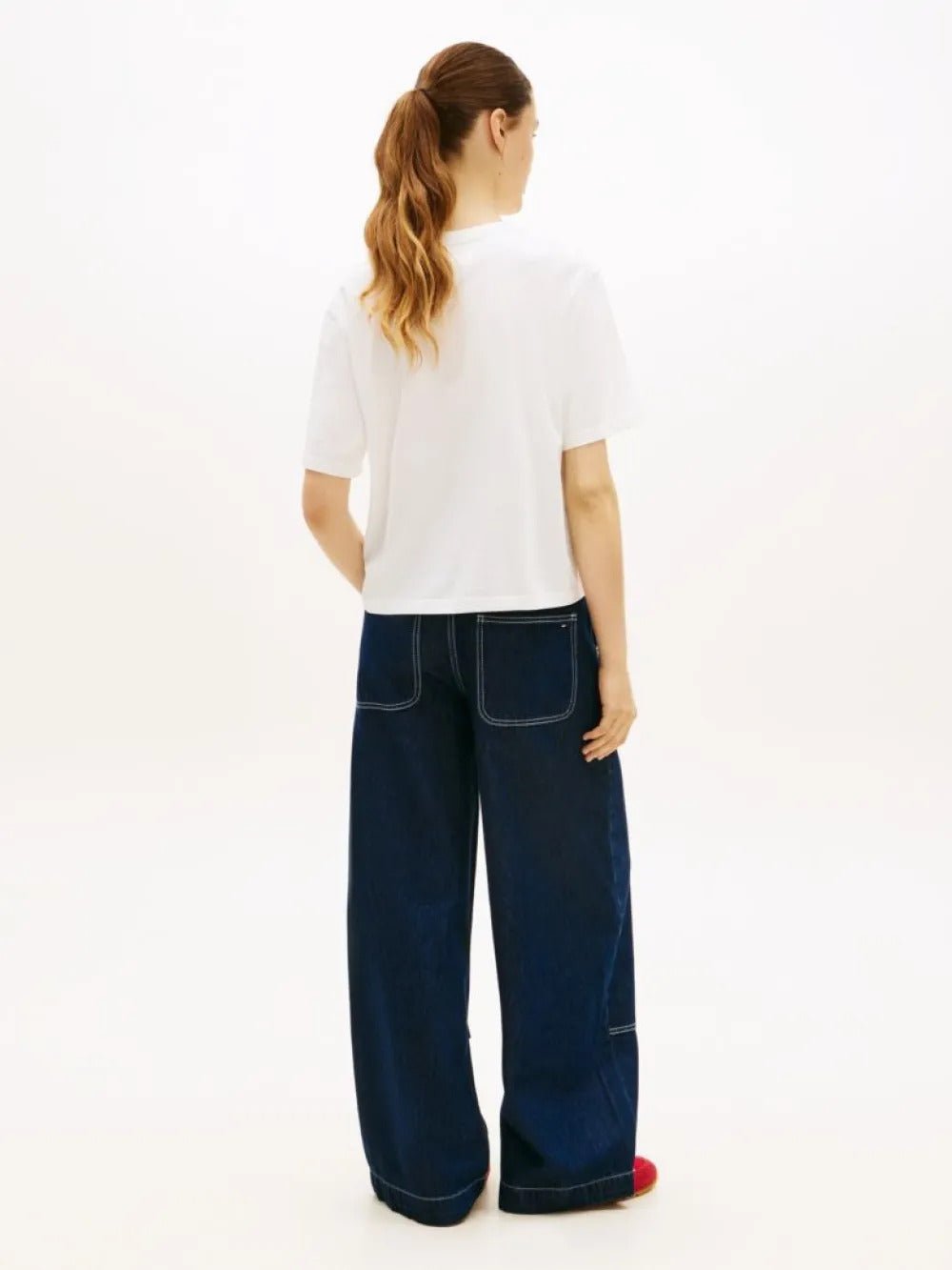 חולצת טישירט קצרה טומי הילפיגר Boxy Badge Tee נשים