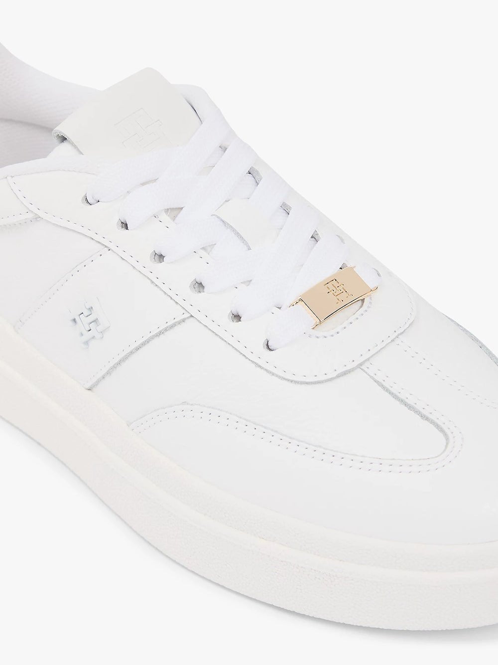 נעלי טומי הילפיגר Debossed Th Monogram Leather Court Trainers נשים