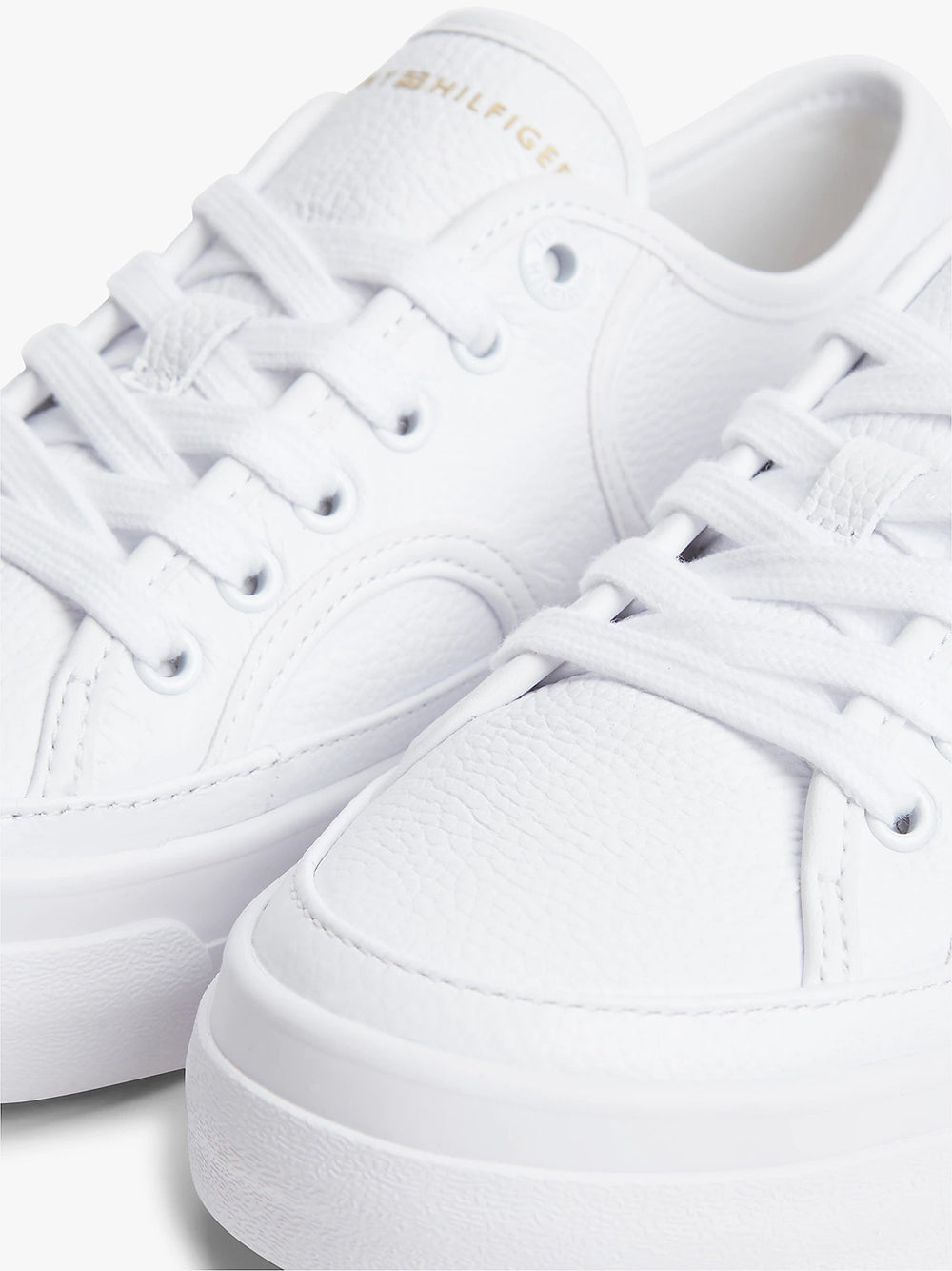 נעלי טומי הילפיגר Logo Pebble Grain Leather Platform נשים