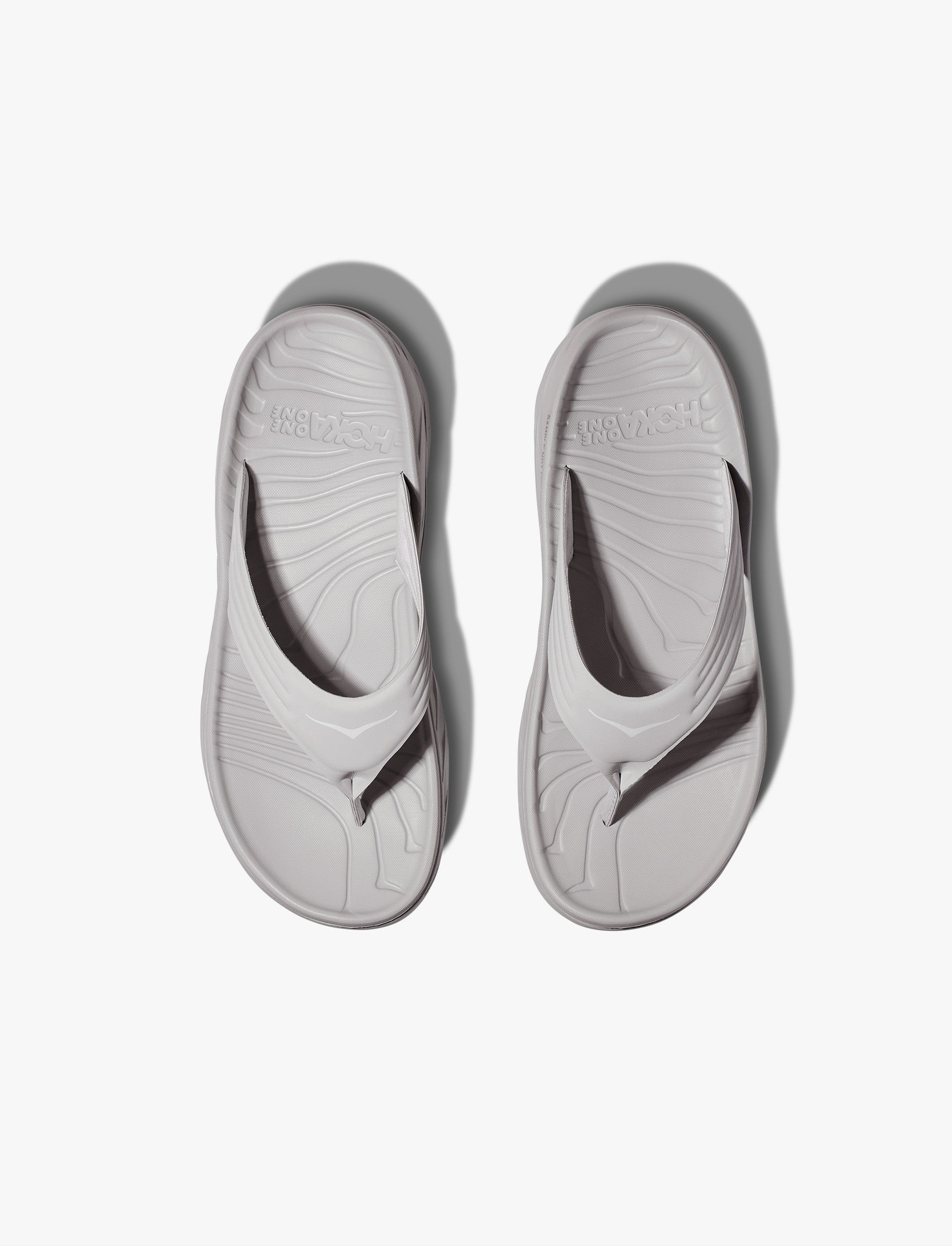 Hoka Ora Recovery Flip - כפכפי התאוששות אורה הוקה איכותיים בצבע אפור/לבן לגברים