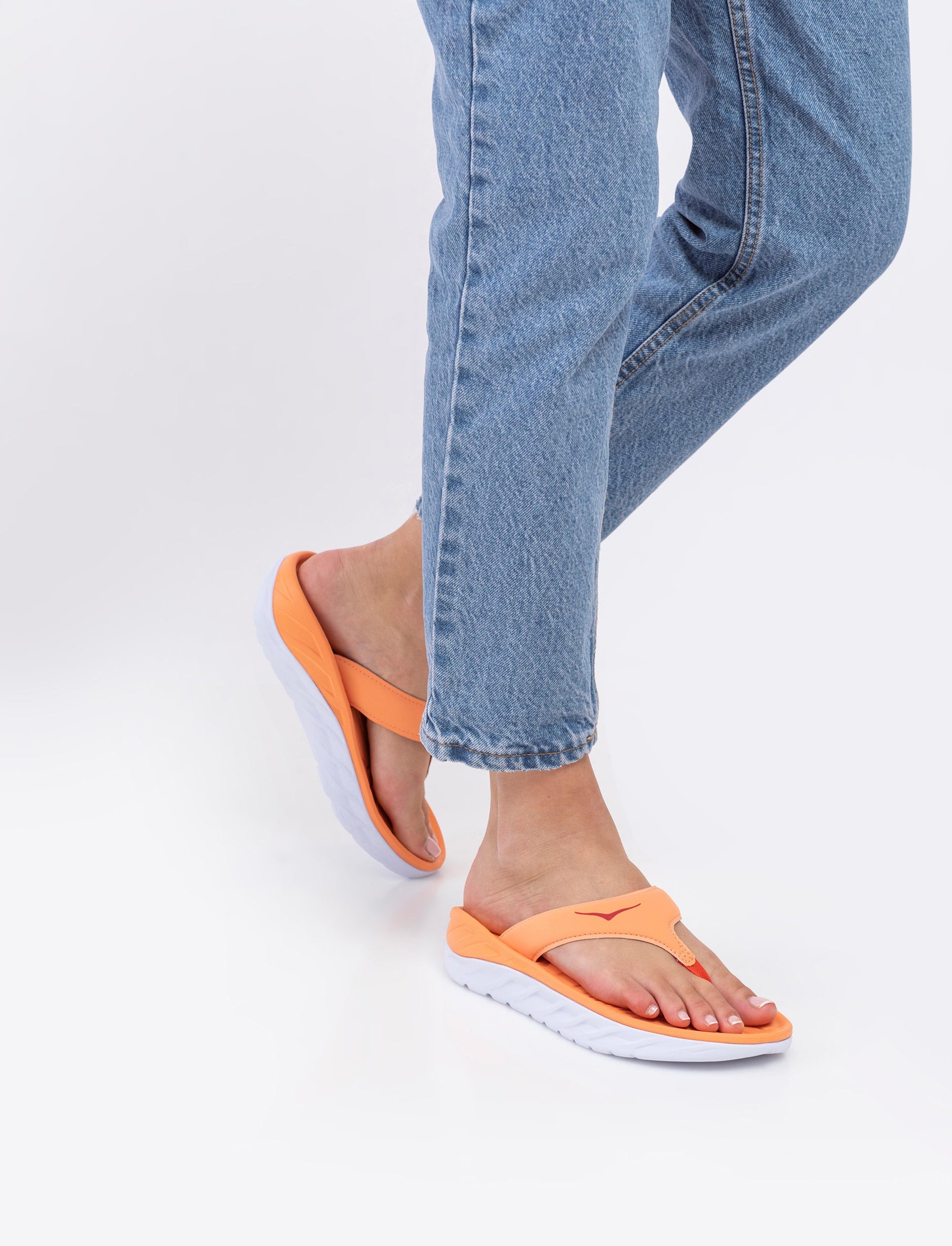 Hoka Ora Recovery Flip - כפכפי אצבע נשים אורה הוקה איכותיים בצבע כתום/אדום פיאסטה