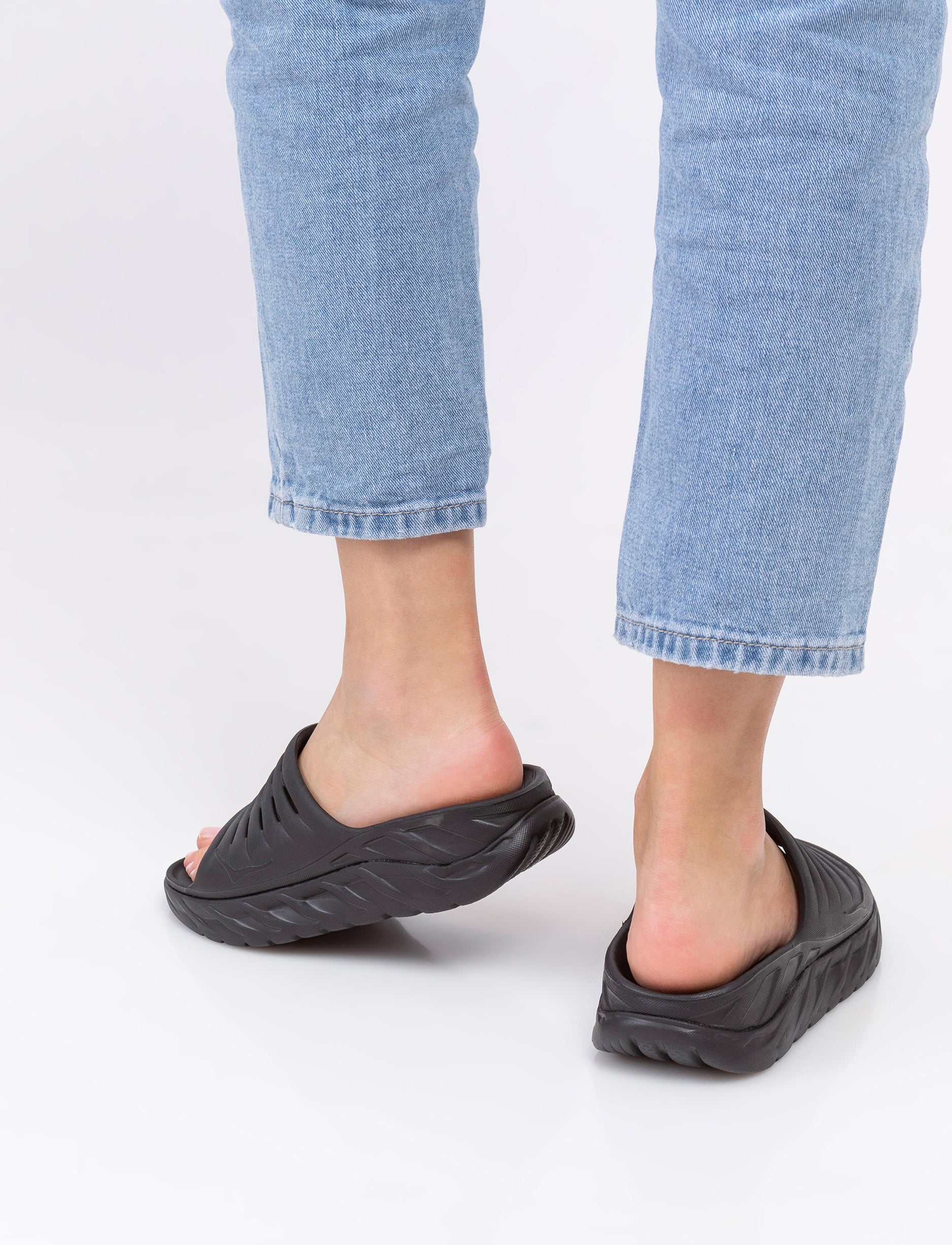 Hoka Ora Recovery - כפכפי סלייד נשים אורה הוקה בצבע שחור
