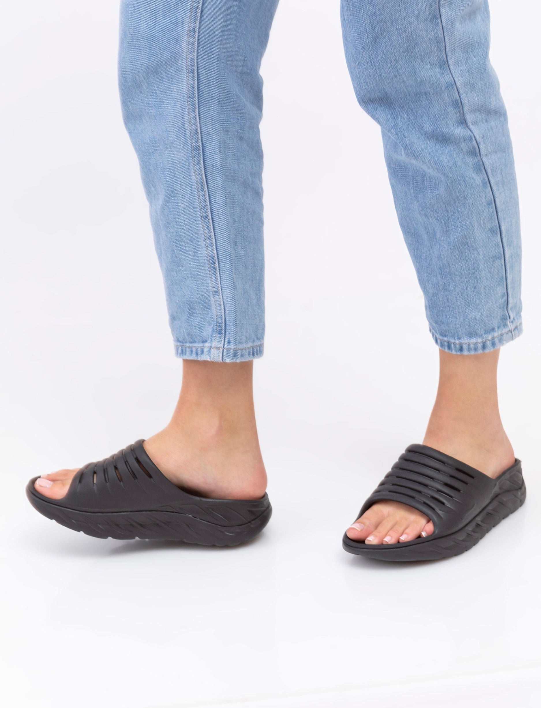 Hoka Ora Recovery - כפכפי סלייד נשים אורה הוקה בצבע שחור
