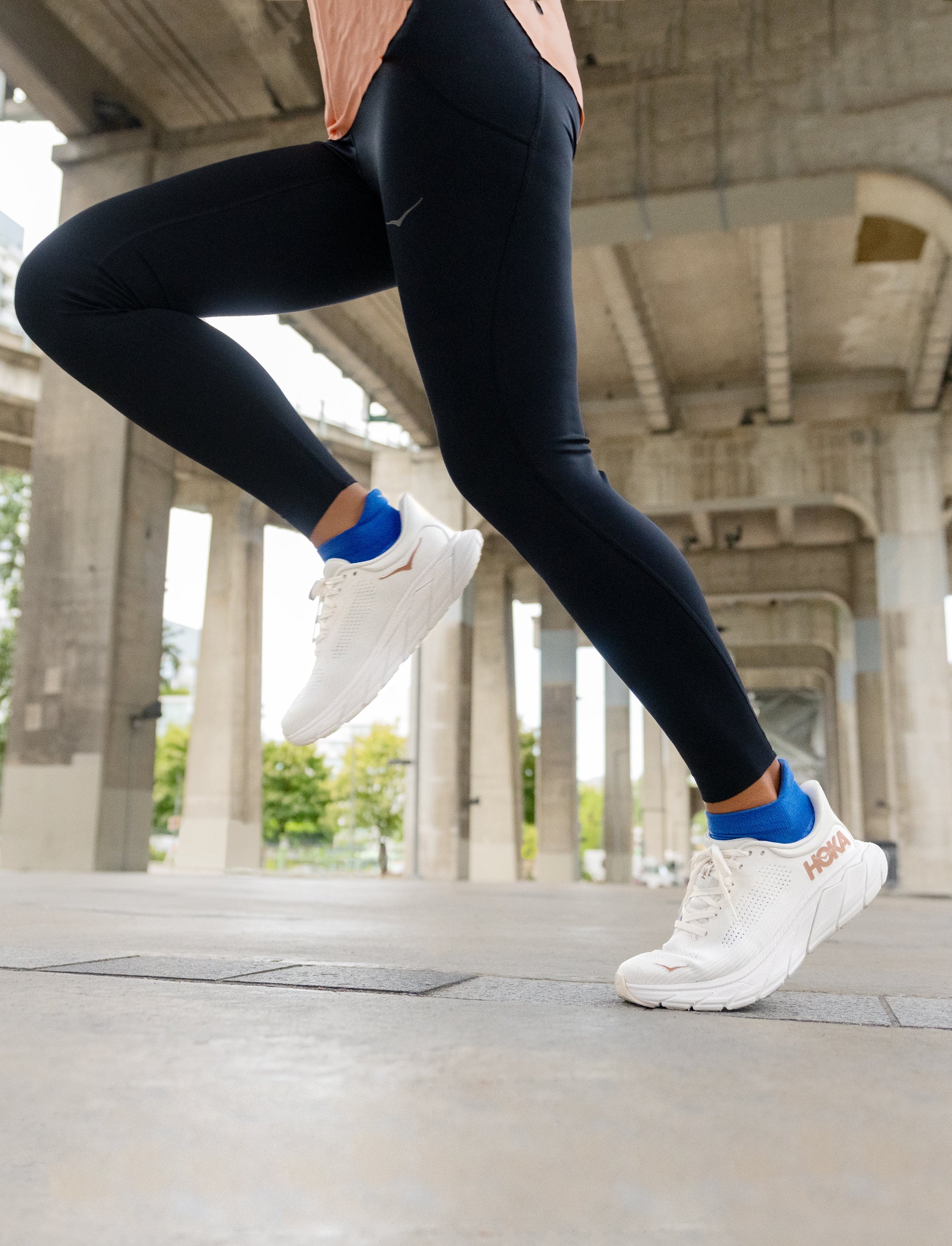 HOKA Arahi 7 - נעלי ספורט נשים הוקה ארהי 7 בצבע לבן/רוז גולד