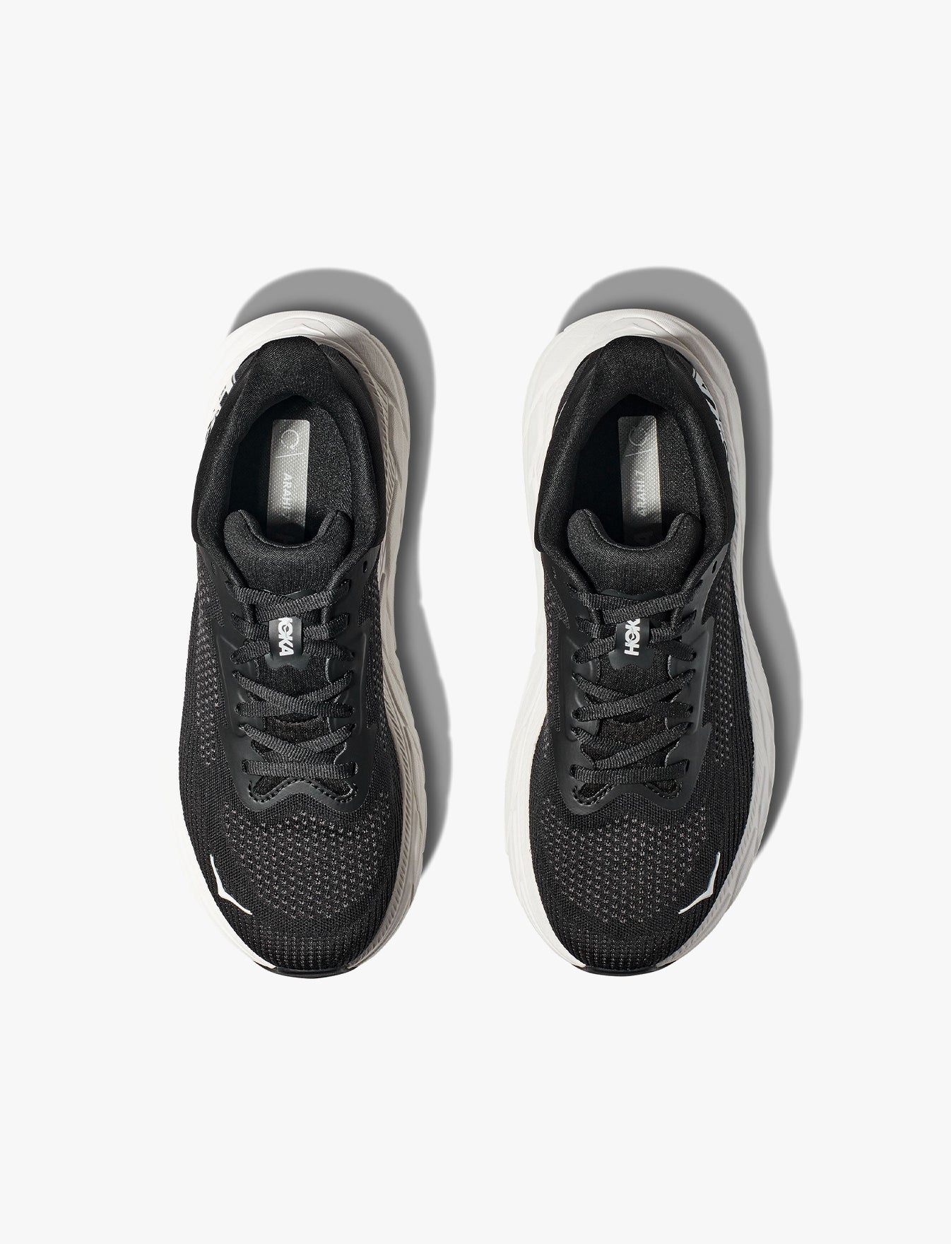 HOKA Arahi 7 - נעלי ספורט נשים הוקה ארהי 7 בצבע שחור/לבן