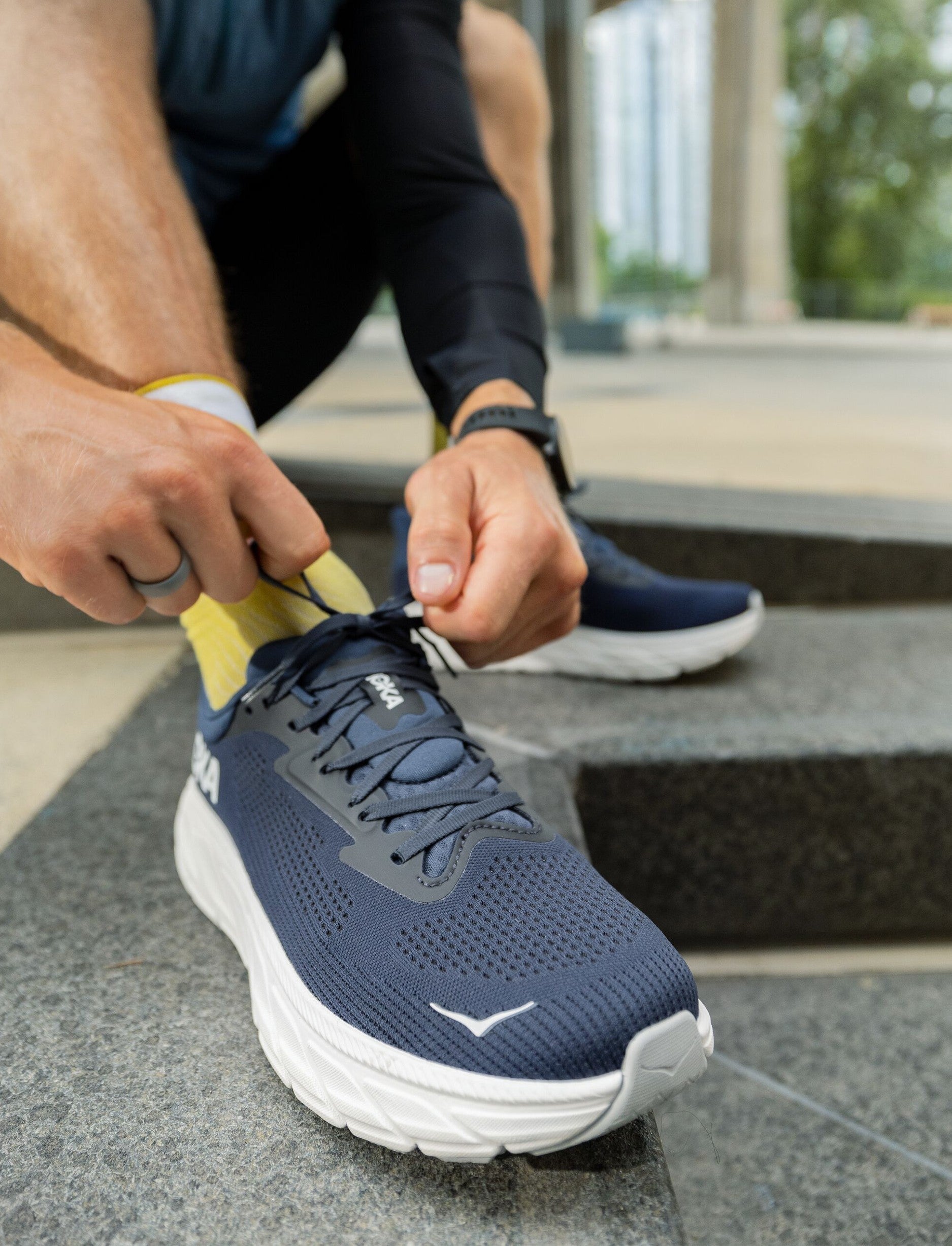 HOKA Arahi Wide 7 - נעלי ספורט גברים הוקה ארהי 7 רחבות בצבע כחול/לבן