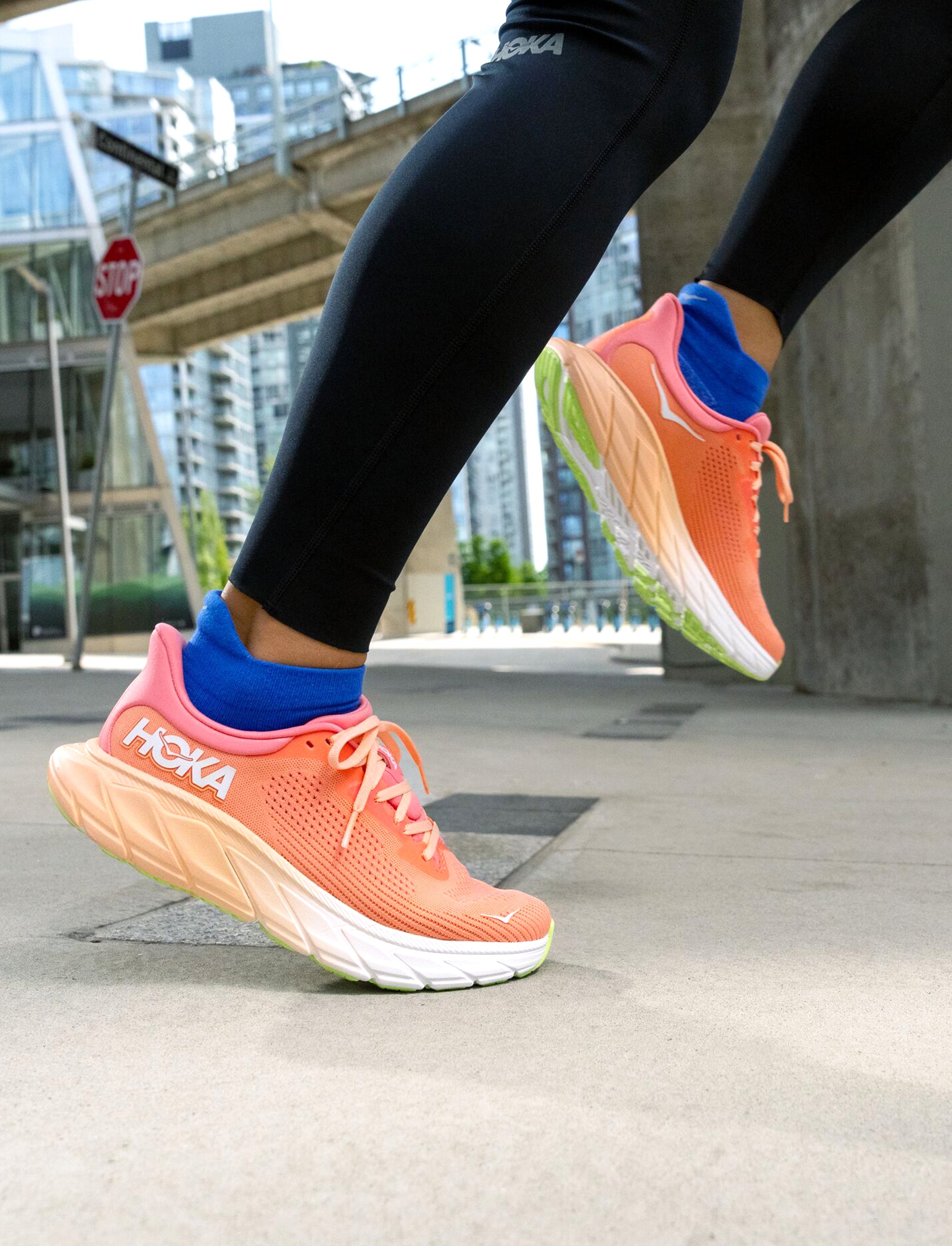 HOKA Arahi Wide 7 - נעלי ספורט נשים הוקה ארהי 7 רחבות בצבע פפאיה/קורל