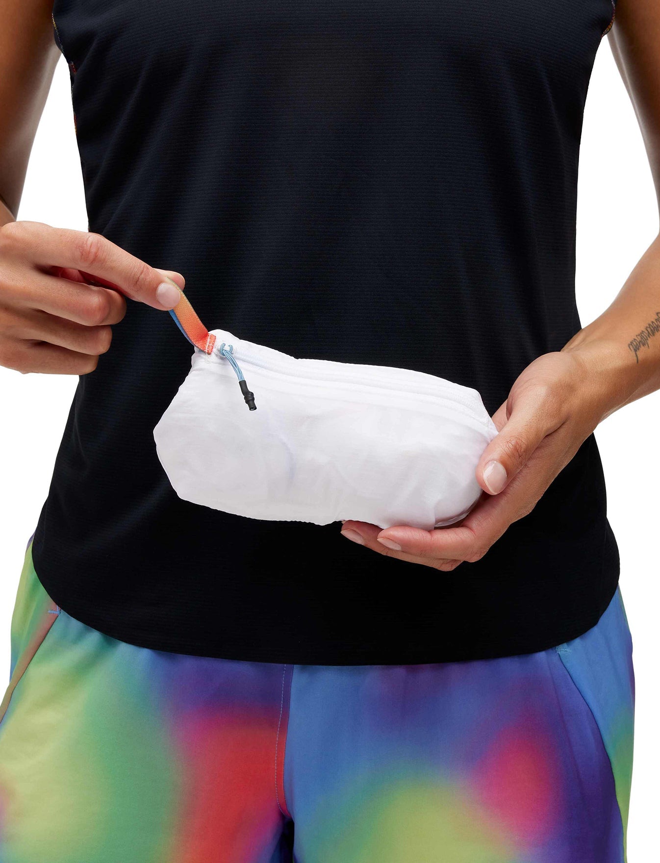 W Ultralite Jacket - מעיל רוח סקייפלואו לנשים בצבע לבן/מולטי