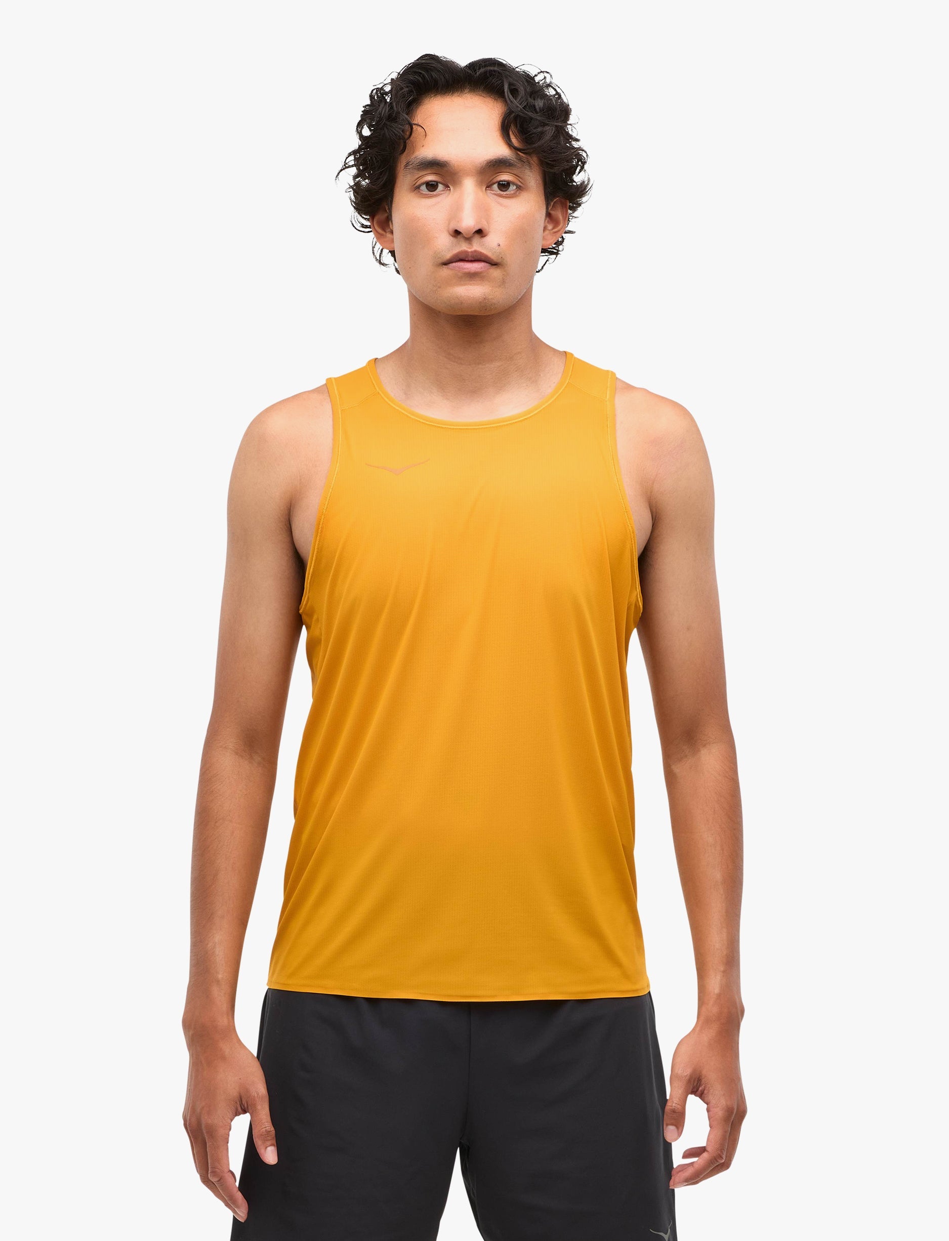 M AIROLITE RUN TANK - גופיית ריצה אירולייט לגברים בצבע צהוב ורסיטי