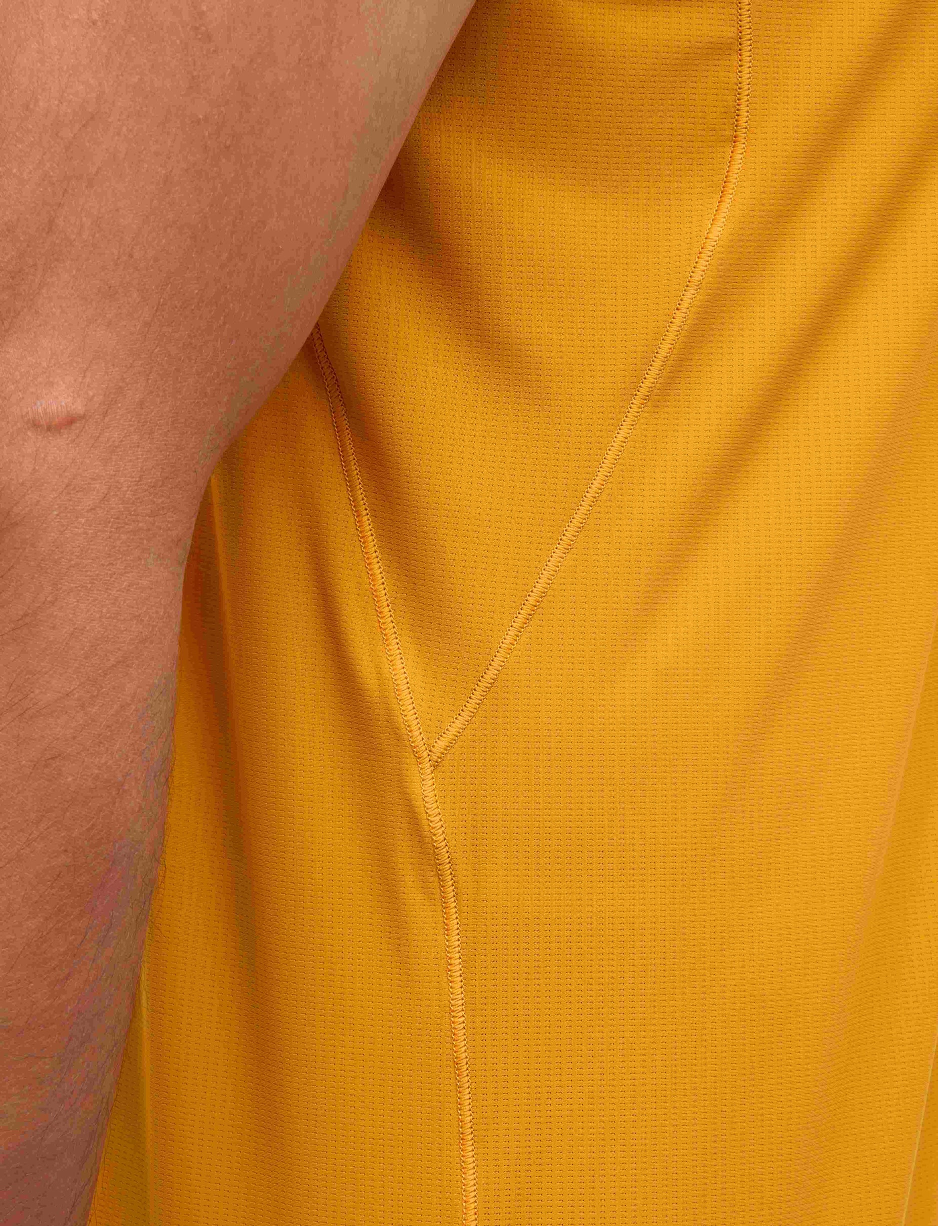 M AIROLITE RUN TANK - גופיית ריצה אירולייט לגברים בצבע צהוב ורסיטי