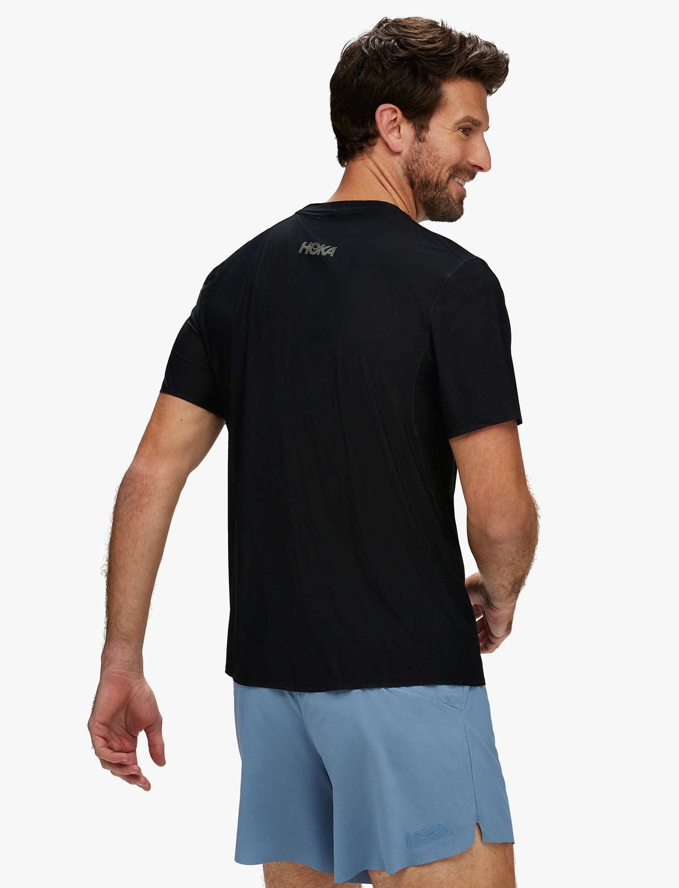 M AIROLITE RUN SHORT SLEEVE - חולצת ריצה לגברים טי אירולייט - שרוול קצר בצבע שחור