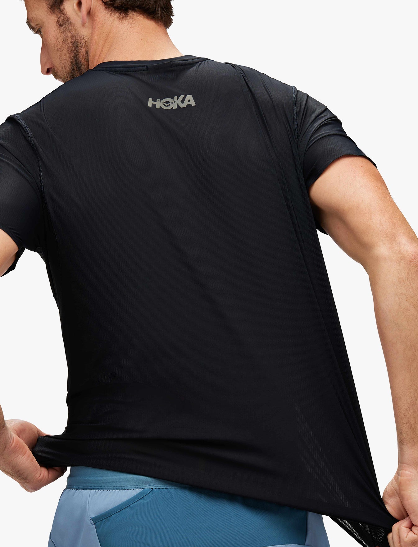 M AIROLITE RUN SHORT SLEEVE - חולצת ריצה לגברים טי אירולייט - שרוול קצר בצבע שחור