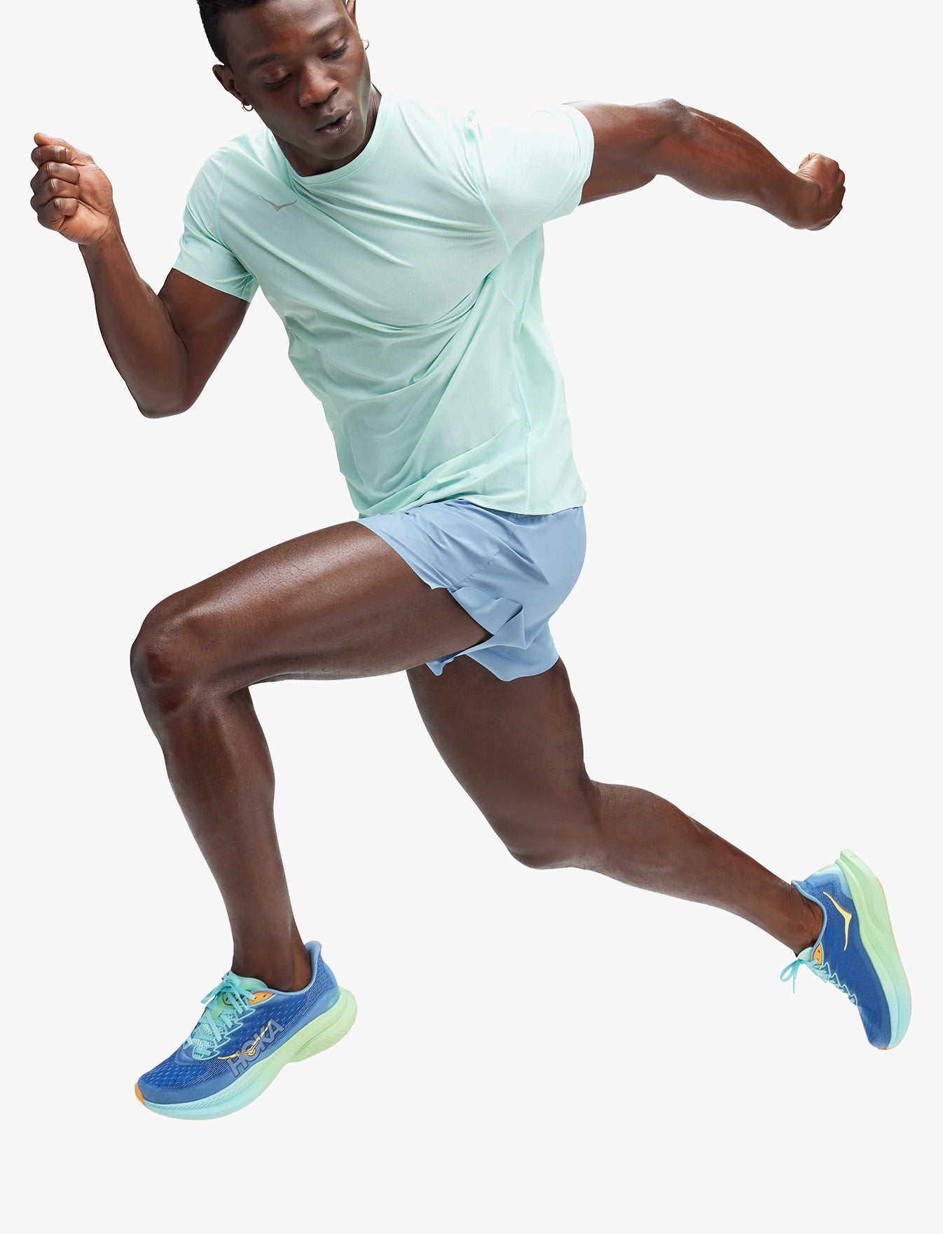 M AIROLITE RUN SHORT SLEEVE - חולצת ריצה לגברים טי אירולייט - שרוול קצר בצבע תכלת