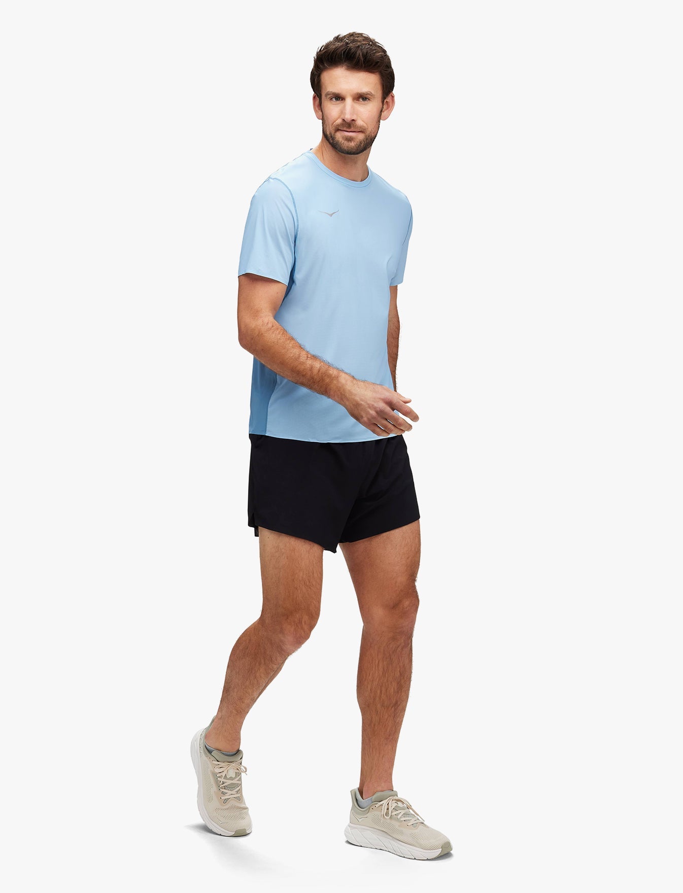 M AIROLITE RUN SHORT SLEEVE - חולצת ריצה לגברים טי אירולייט - שרוול קצר בצבע כחול אפלולי