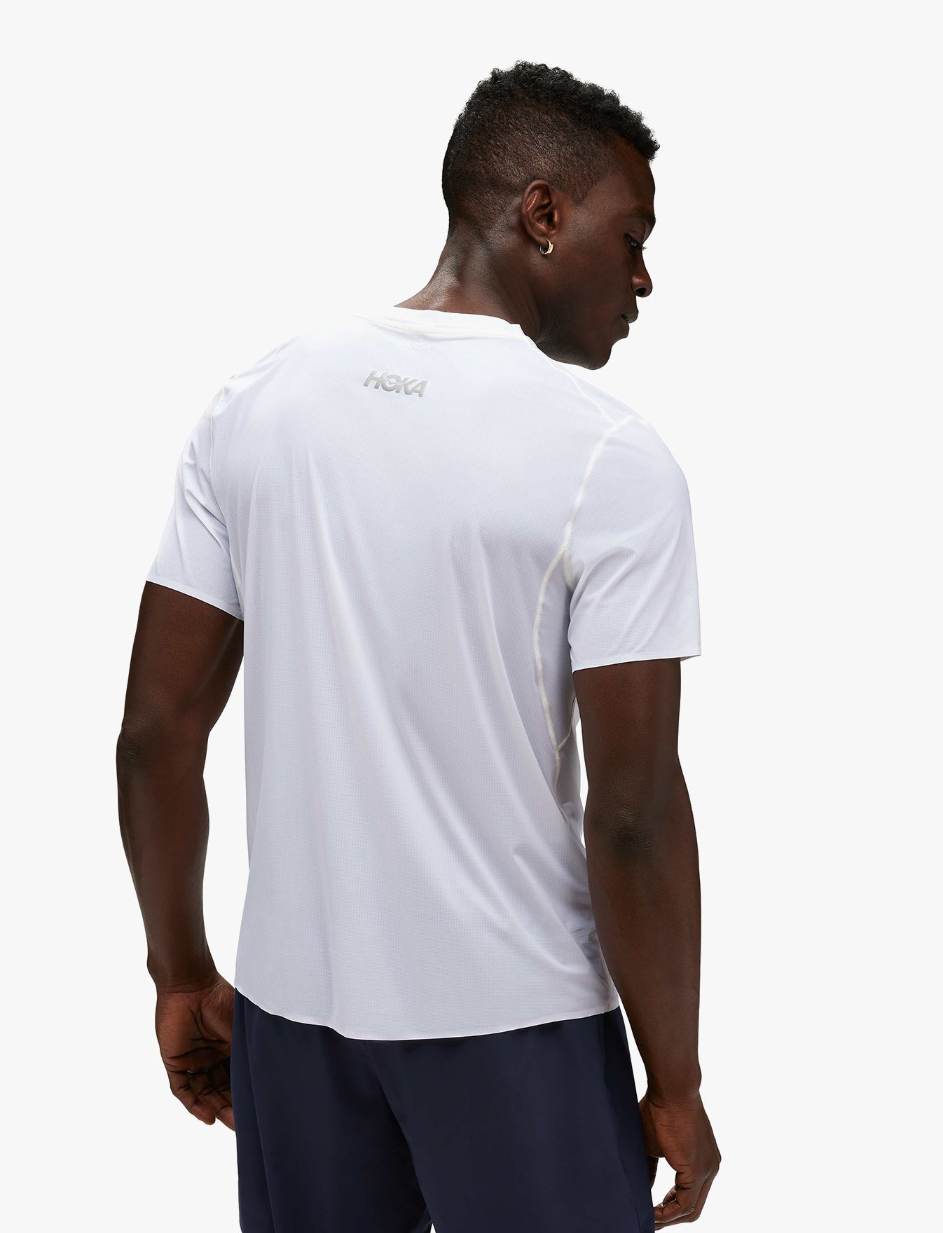 M AIROLITE RUN SHORT SLEEVE - חולצת ריצה לגברים טי אירולייט - שרוול קצר בצבע לבן