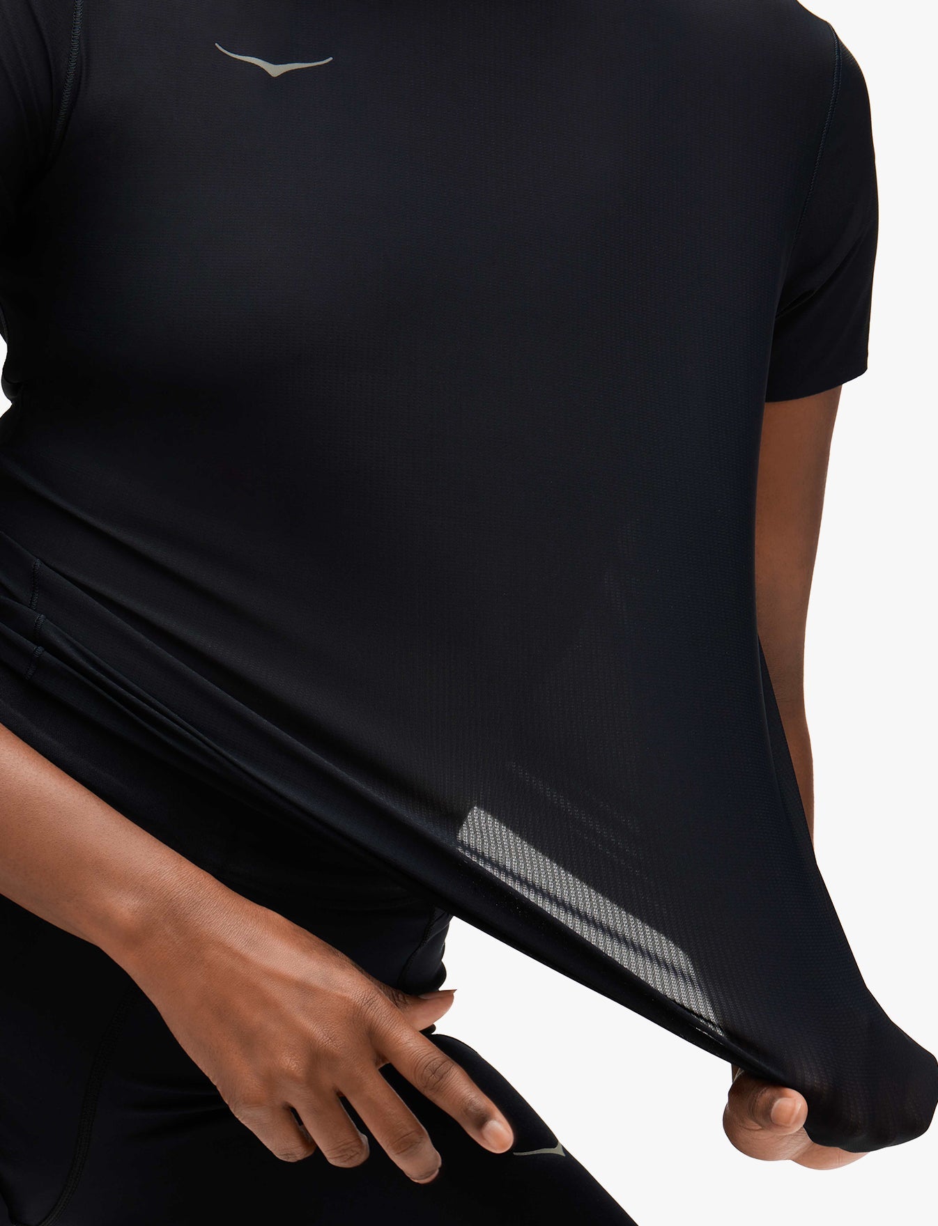 AIROLITE RUN SHORT SLEEVE - חולצת ריצה לנשים טי אירולייט - שרוול קצר בצבע שחור