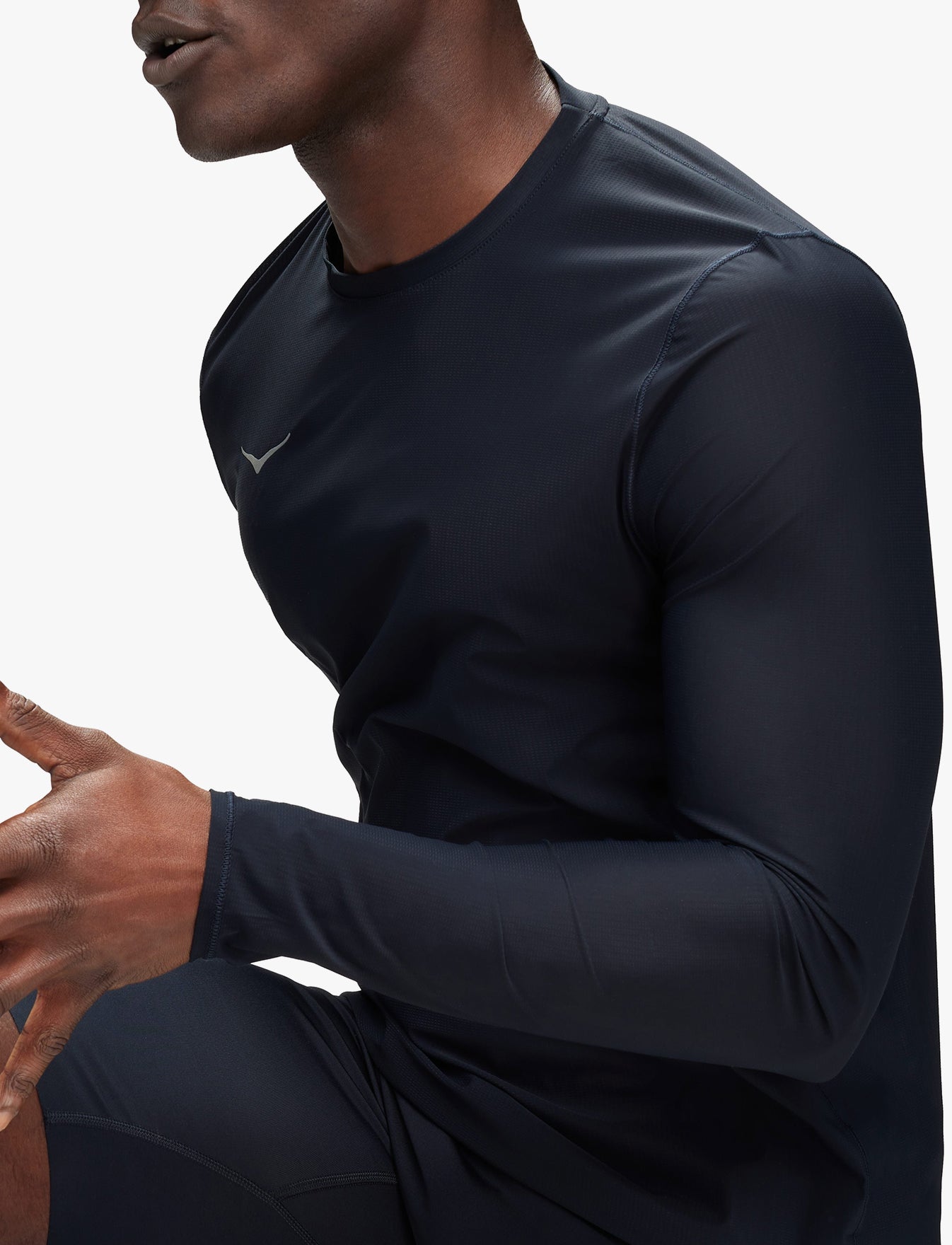 M AIROLITE RUN LONG SLEEVE - חולצת ריצה טי אירולייט - שרוול ארוך לגברים בצבע שחור