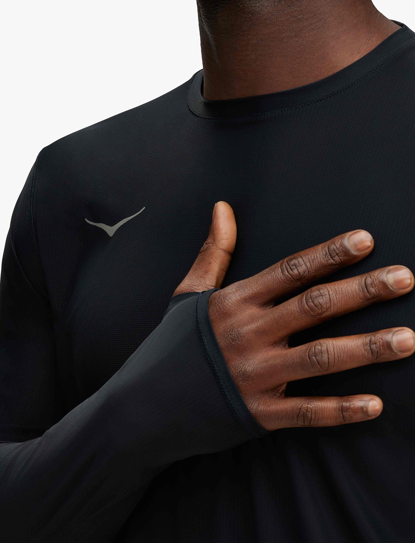 M AIROLITE RUN LONG SLEEVE - חולצת ריצה טי אירולייט - שרוול ארוך לגברים בצבע שחור