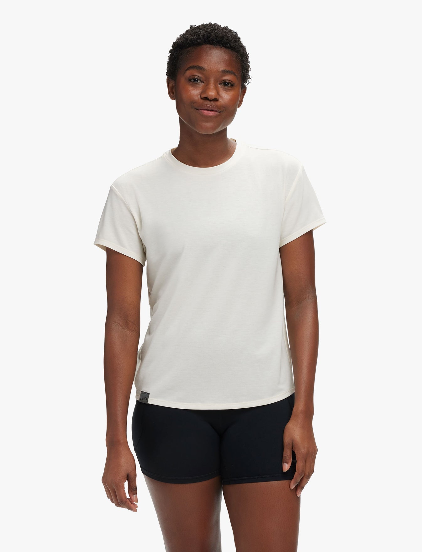Hoka Essential Tee - חולצת טי שרוול קצר אסנשיאל לנשים בצבע לבן שמנת