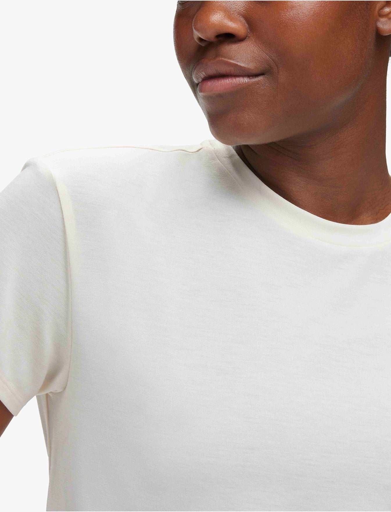 Hoka Essential Tee - חולצת טי שרוול קצר אסנשיאל לנשים בצבע לבן שמנת