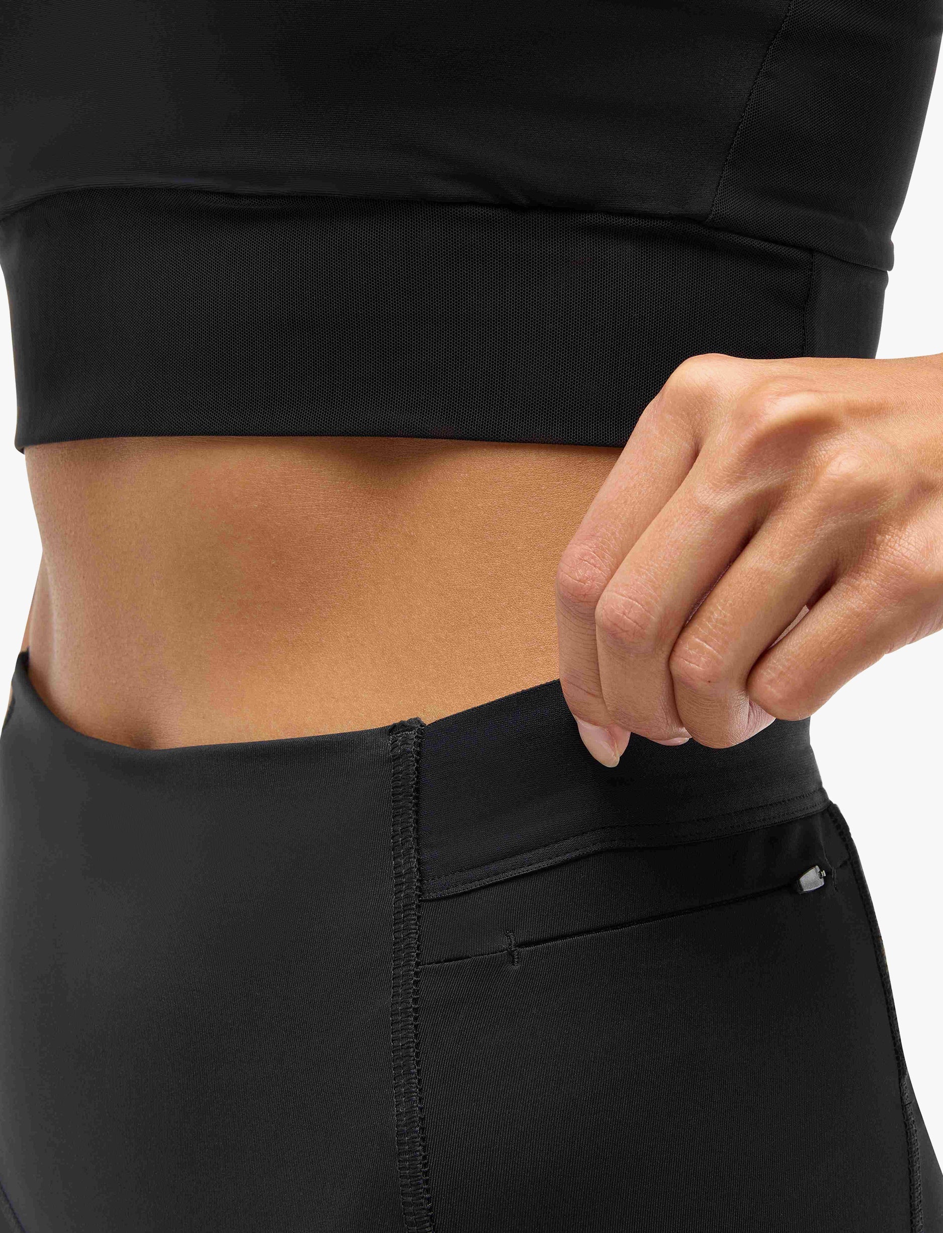 HOKA Knit Short Novafly 9 - מכנסי ריצה הוקה לנשים בצבע שחור