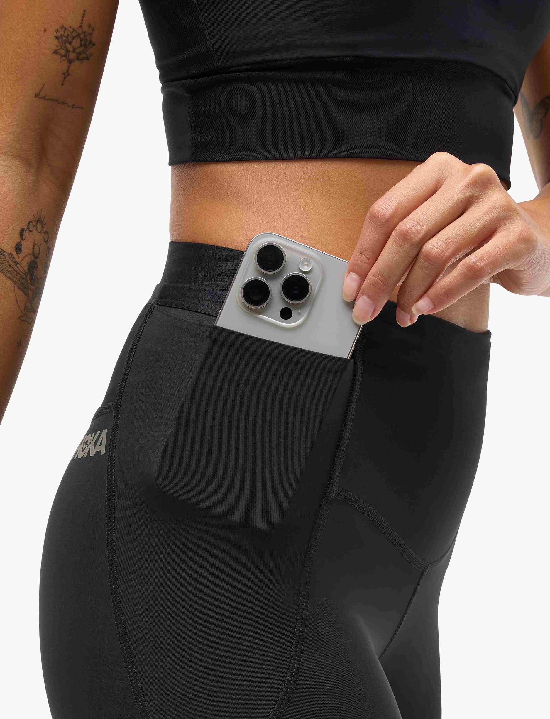 HOKA Knit Short Novafly 9 - מכנסי ריצה הוקה לנשים בצבע שחור