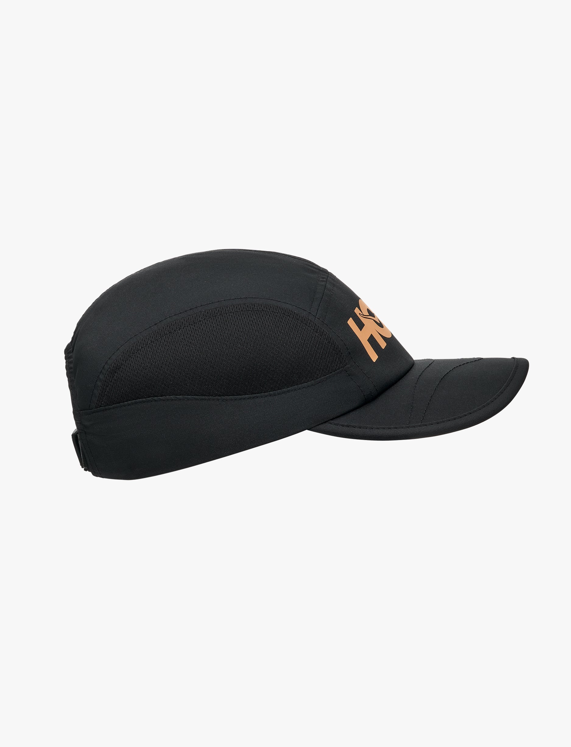 HOKA RUN HAT - כובע ריצה הוקה בצבע שחור/זהב