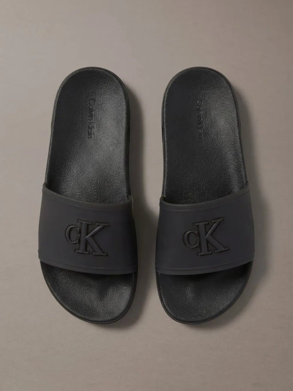 כפכפי קלווין קליין Nemo - Contoured Signature Logo Sliders נשים
