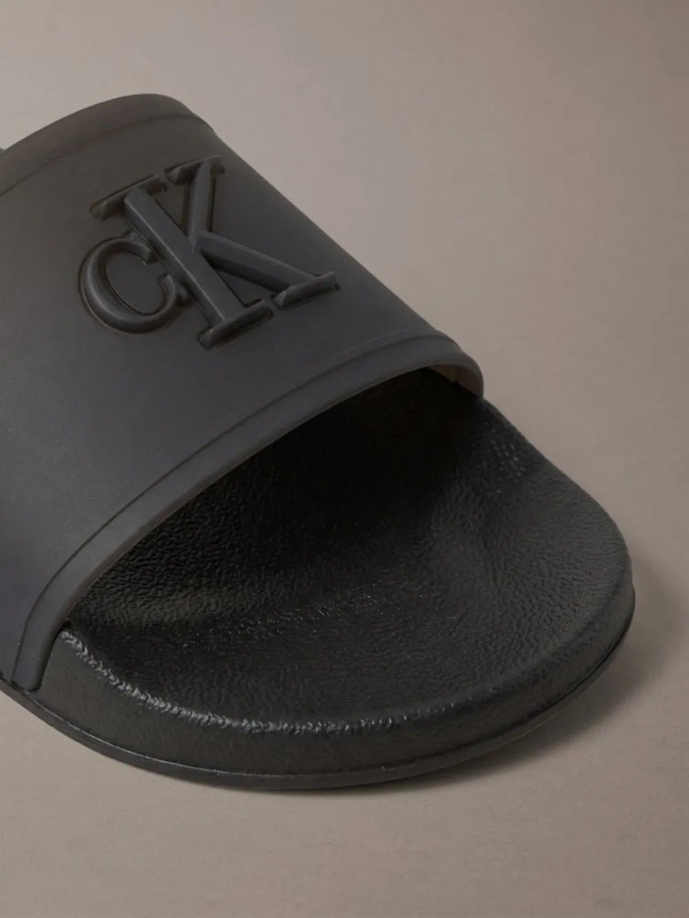 כפכפי קלווין קליין Nemo - Contoured Signature Logo Sliders נשים