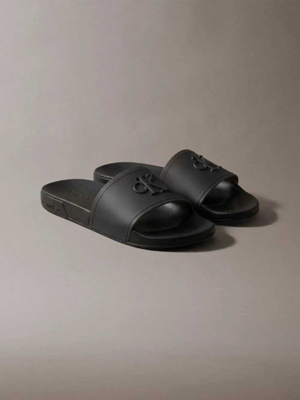 כפכפי קלווין קליין Nemo - Contoured Signature Logo Sliders נשים