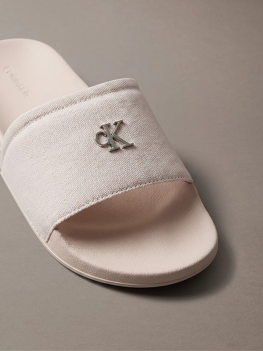 כפכפי קלווין קליין Canvas Signature Logo Sliders נשים