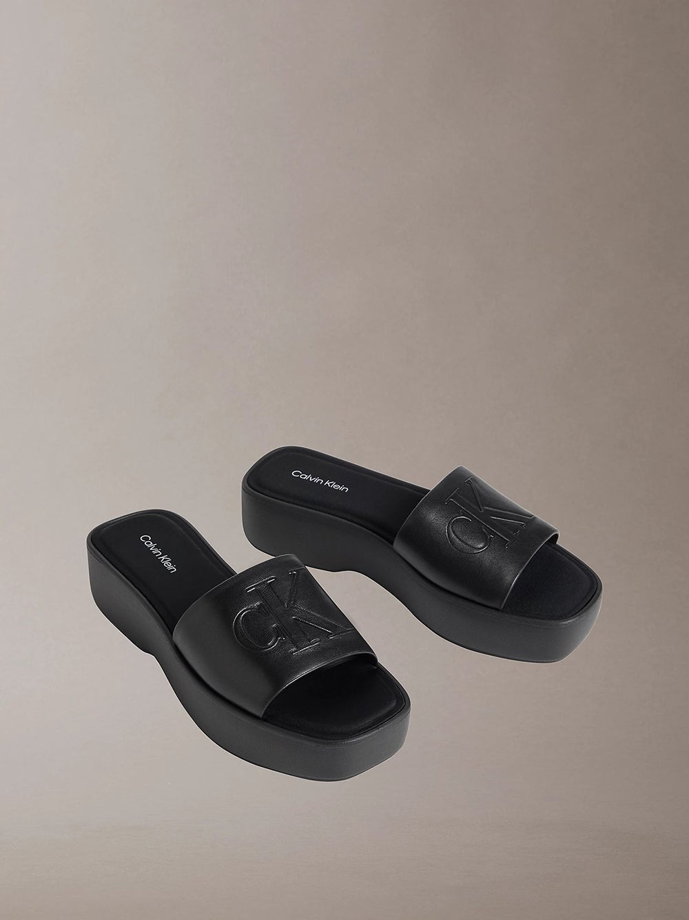 כפכפי קלווין קליין Amelia - Leather Platform Sliders נשים