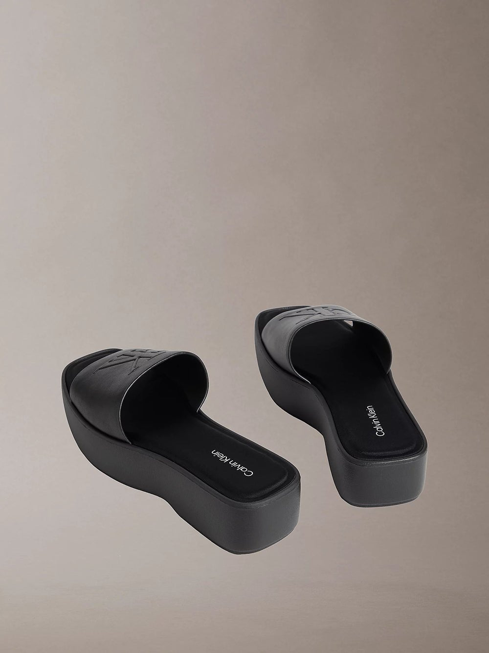 כפכפי קלווין קליין Amelia - Leather Platform Sliders נשים