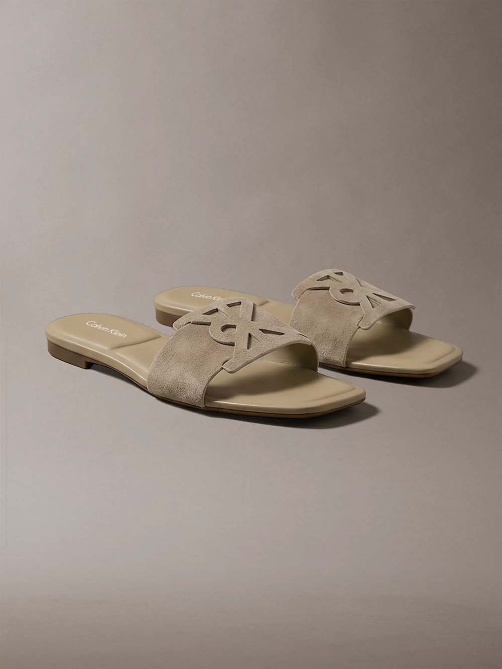 כפכפי קלווין קליין Square Flat Sndl Embl Suede נשים