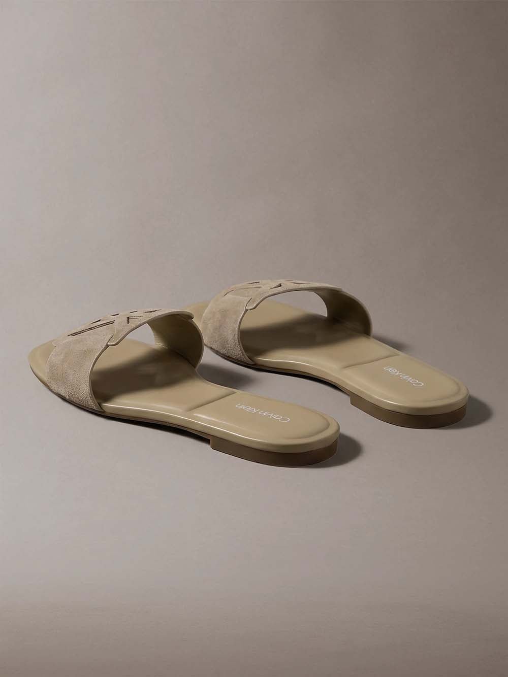 כפכפי קלווין קליין Square Flat Sndl Embl Suede נשים